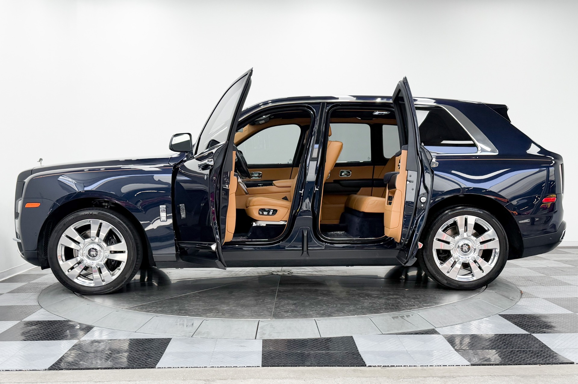 Rolls-Royce Cullinan -Rear Theatre Configuration, Bespoke Audio, Picnic Tables