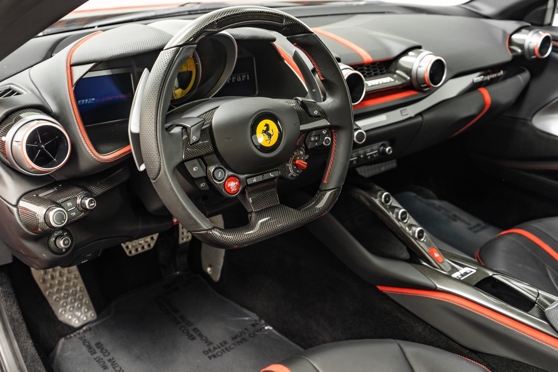 Ferrari 812 Superfast avec les details en covering carbon brillant