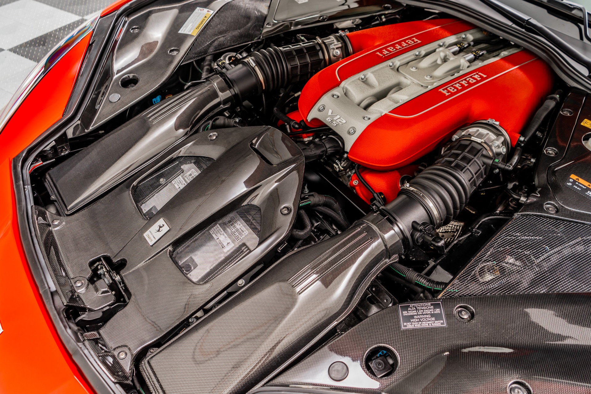 Ferrari 812 Superfast avec les details en covering carbon brillant