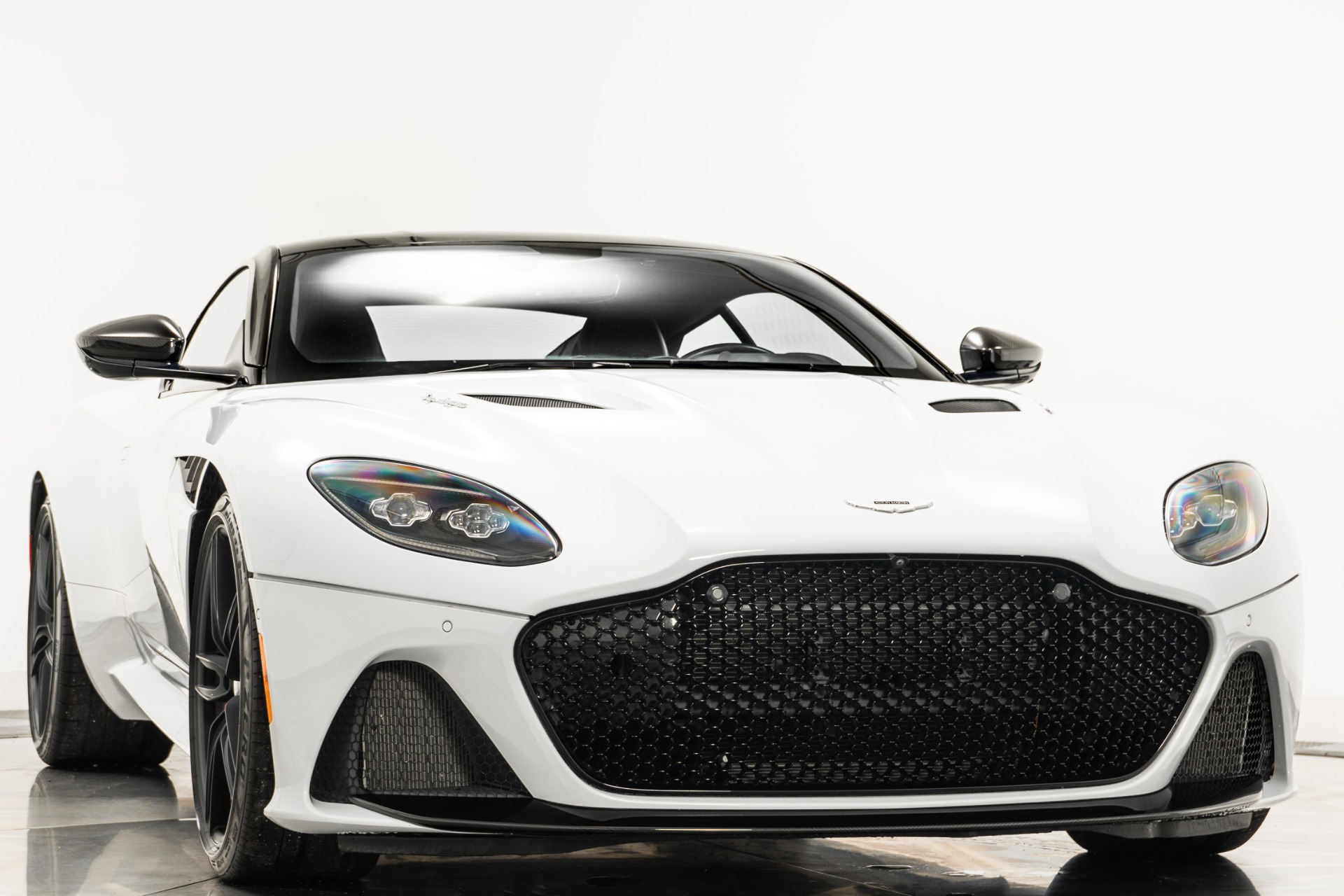 Illustra製　ホワイトメタルベースのアストン・マーティンDB6 ボランテ Pearl White 2019 Aston Martin DBS Superleggera For Sale - Stock