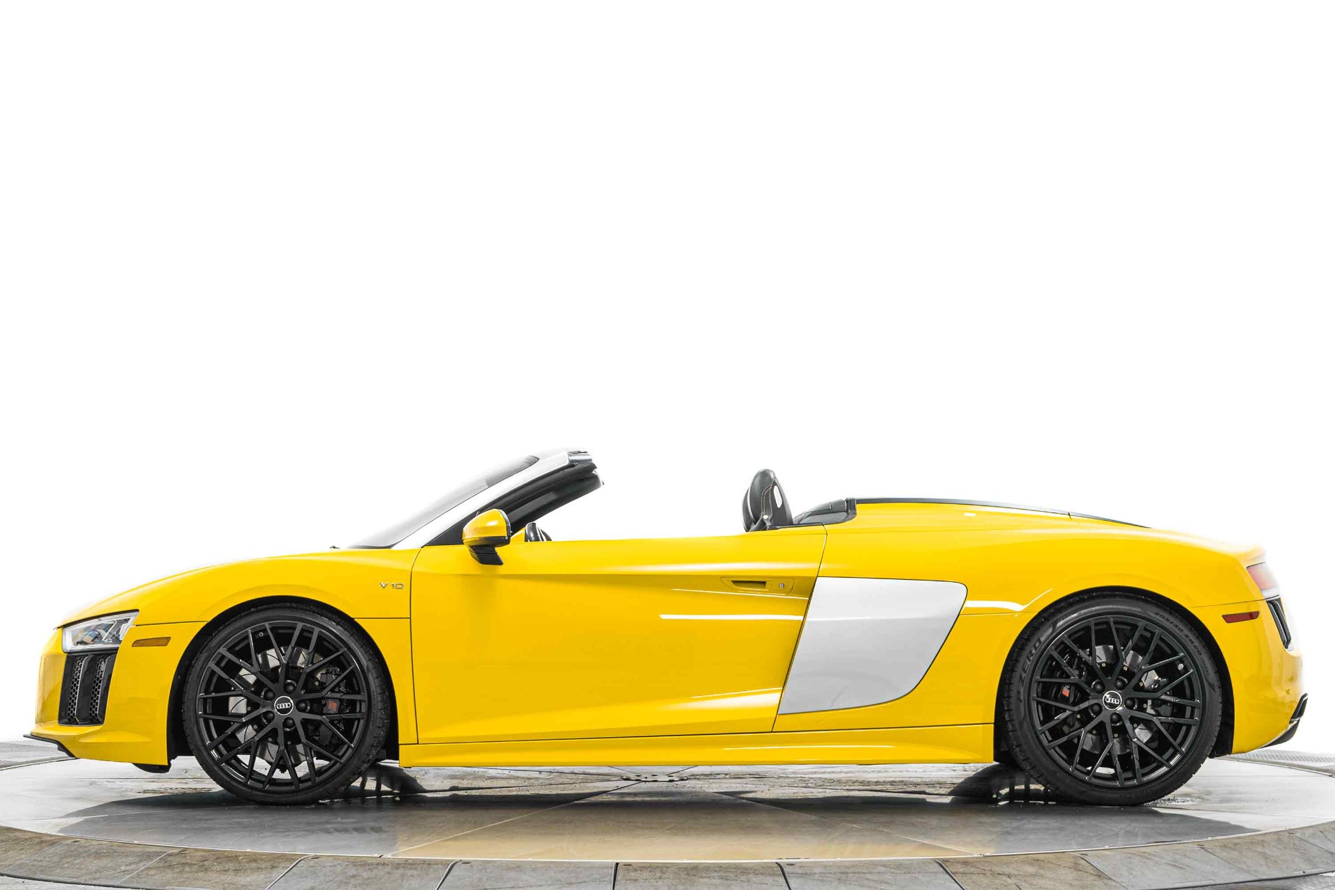 Audi R8 V10 Spyder -Diamond Stitching Package, 20 Inch Wheel Package