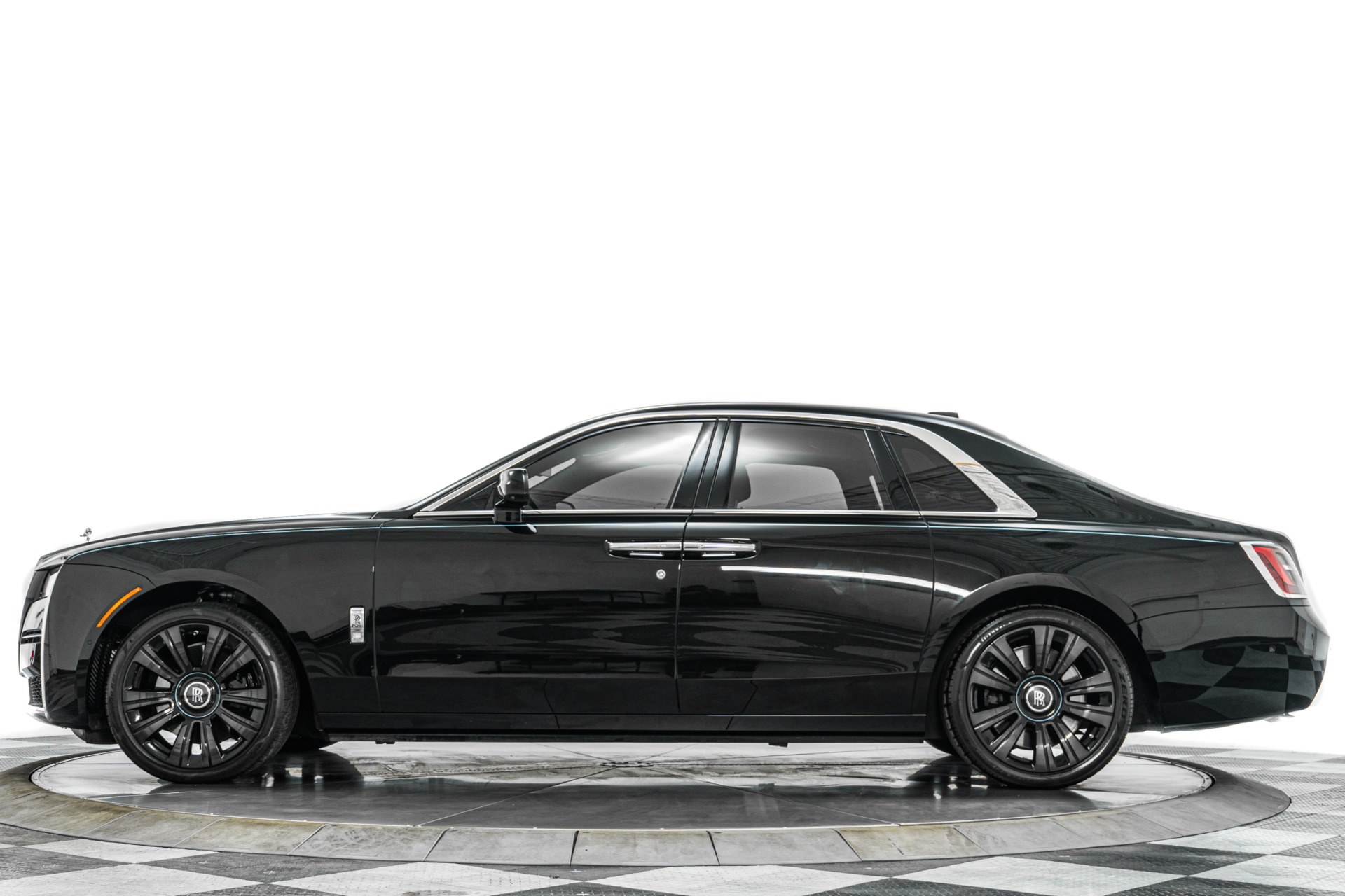 Rolls-Royce Ghost -The Ghost Package, Turquoise Accents, Illuminated Fascia