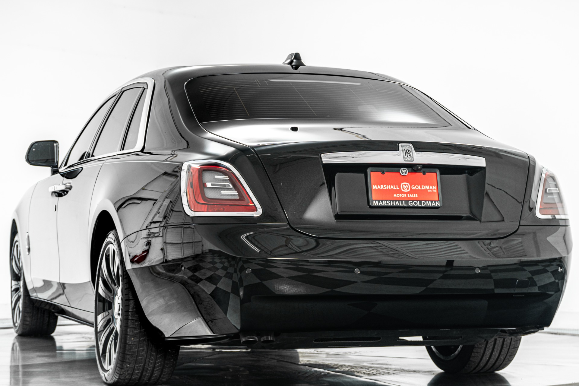 Rolls-Royce Ghost -The Ghost Package, Turquoise Accents, Illuminated Fascia