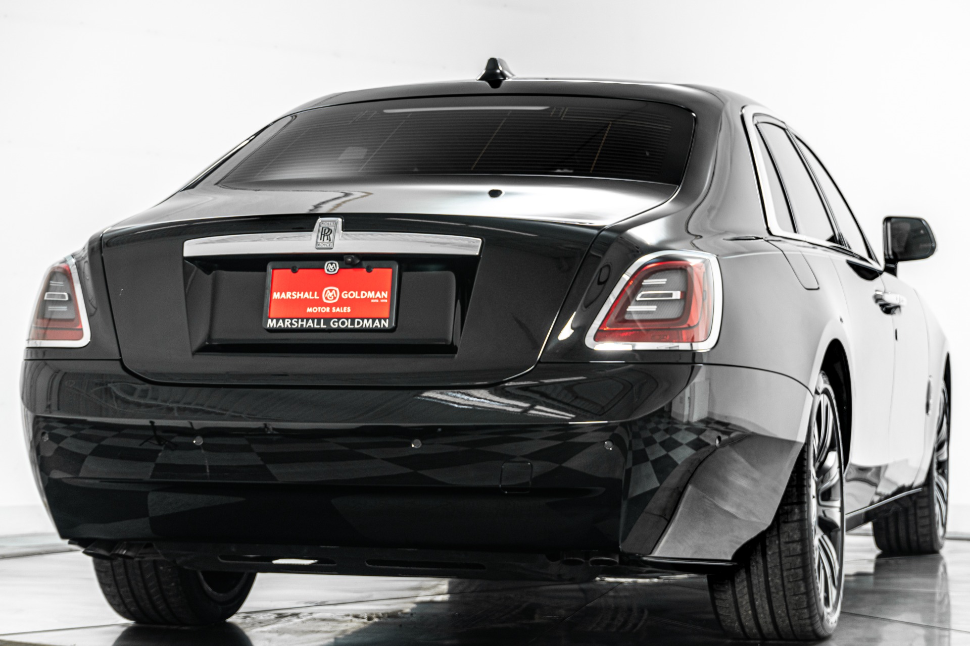 Rolls-Royce Ghost -The Ghost Package, Turquoise Accents, Illuminated Fascia