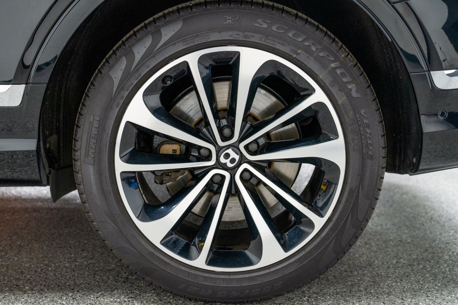 2024 Bentley Bentayga EWB V8 photo 4