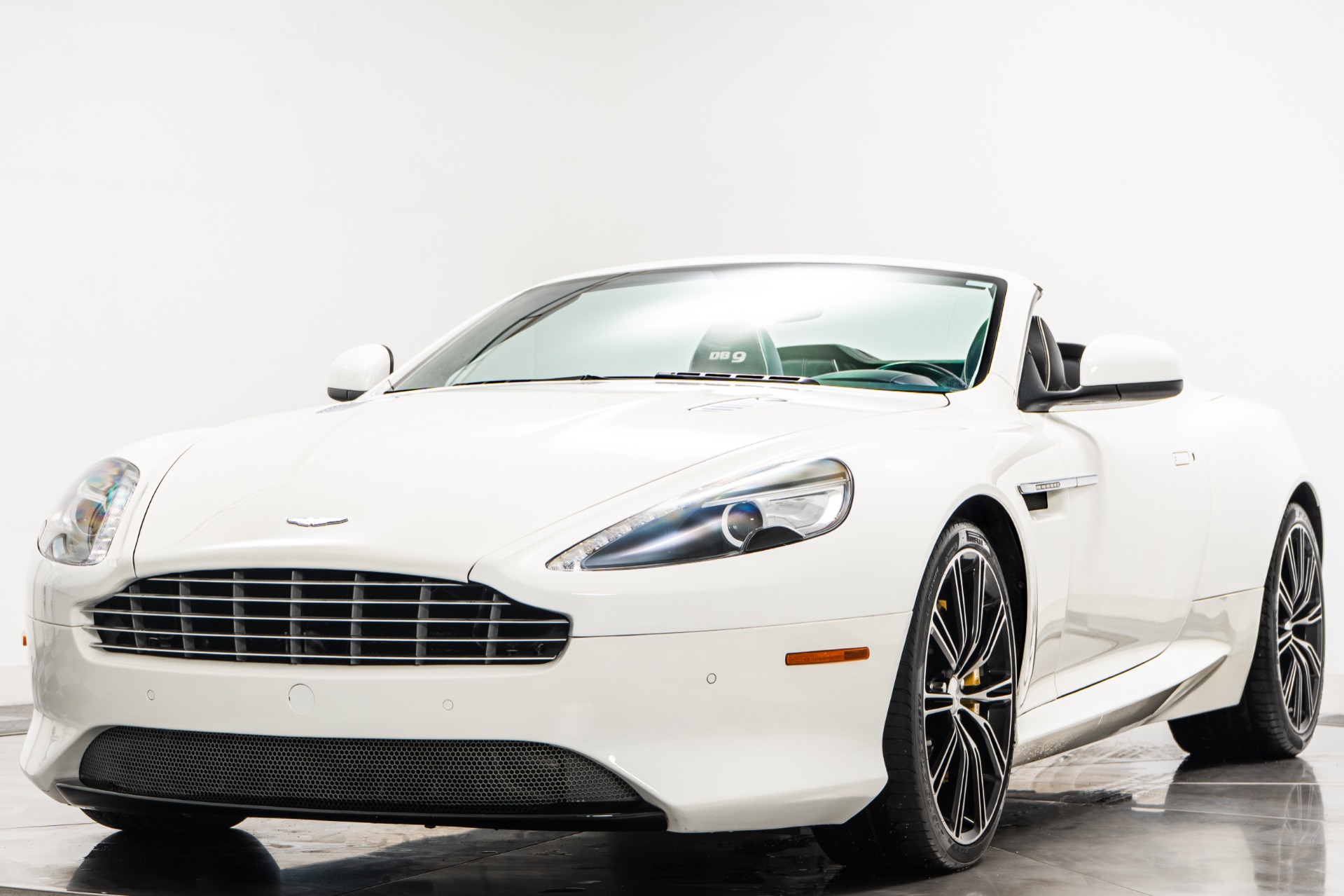 Aston Martin DB9 Volante -V12, 20 Inch Wheels, Carbon Fiber Trim