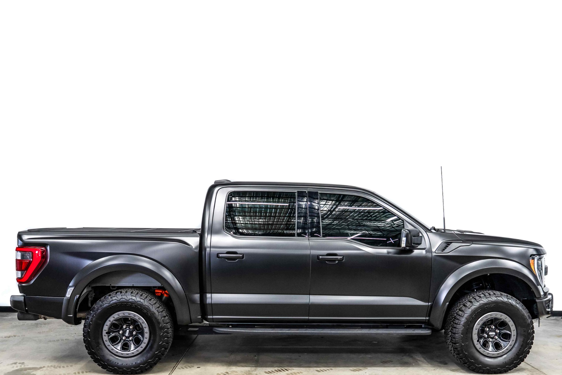 2023 Ford F-150 Raptor photo 2