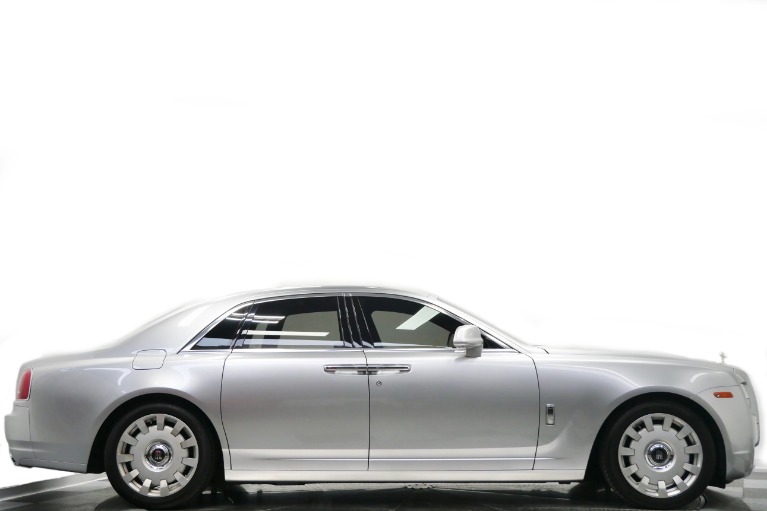 Rolls-Royce Ghost -Rear Seat Entertainment, Picnic Tables, V12 Power