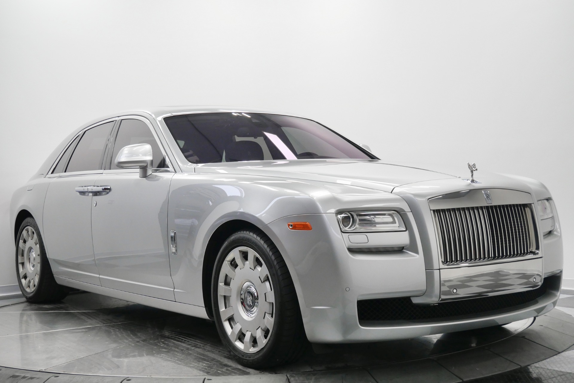 Rolls-Royce Ghost -Rear Seat Entertainment, Picnic Tables, V12 Power