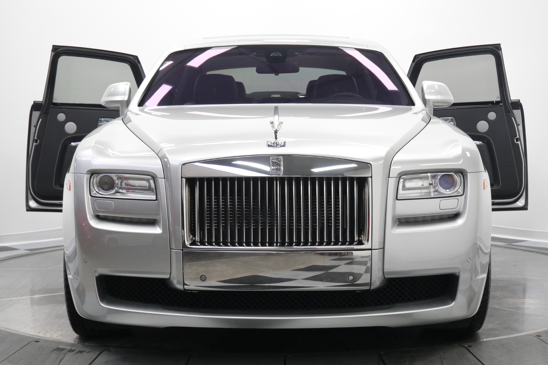 Rolls-Royce Ghost -Rear Seat Entertainment, Picnic Tables, V12 Power