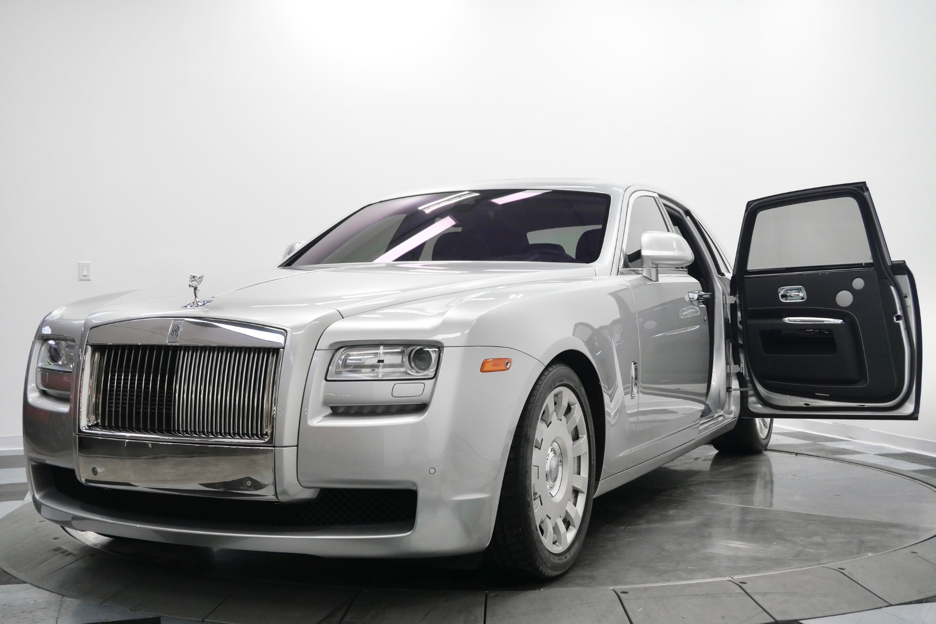 Rolls-Royce Ghost -Rear Seat Entertainment, Picnic Tables, V12 Power