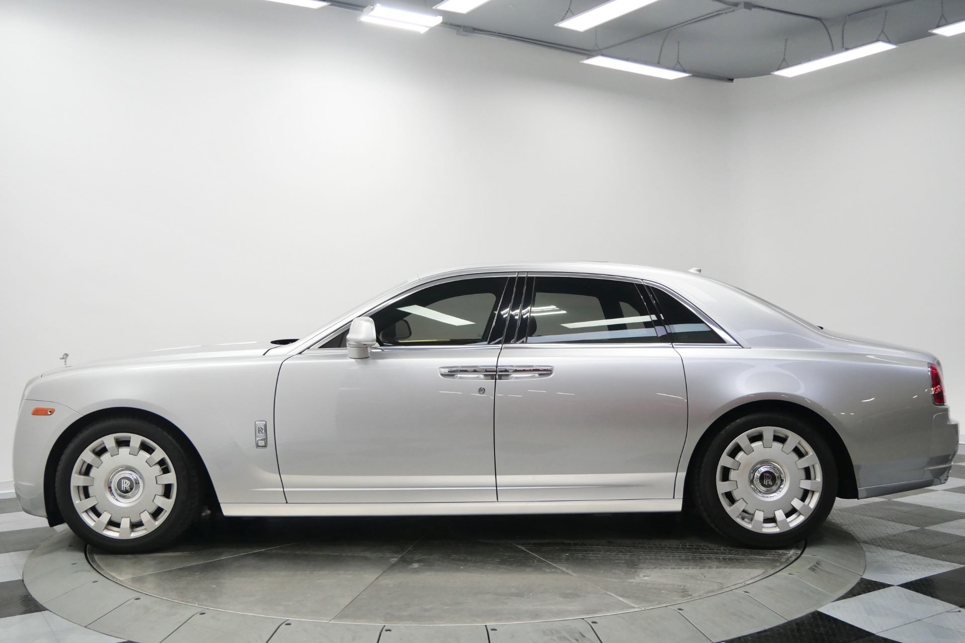 Rolls-Royce Ghost -Rear Seat Entertainment, Picnic Tables, V12 Power