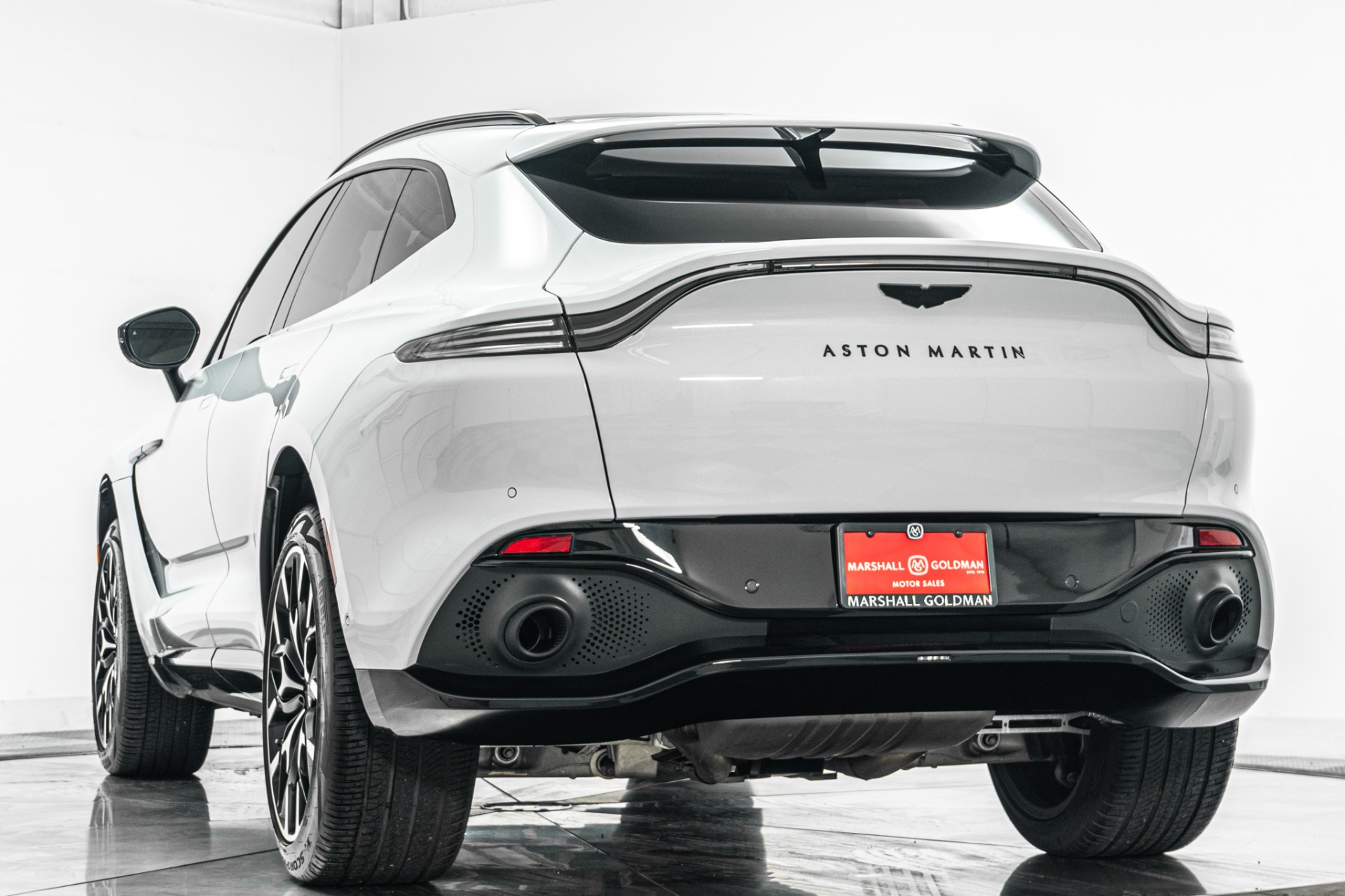 Aston Martin DBX -AML Color, Indulgence Pack, DB Elegance Pack