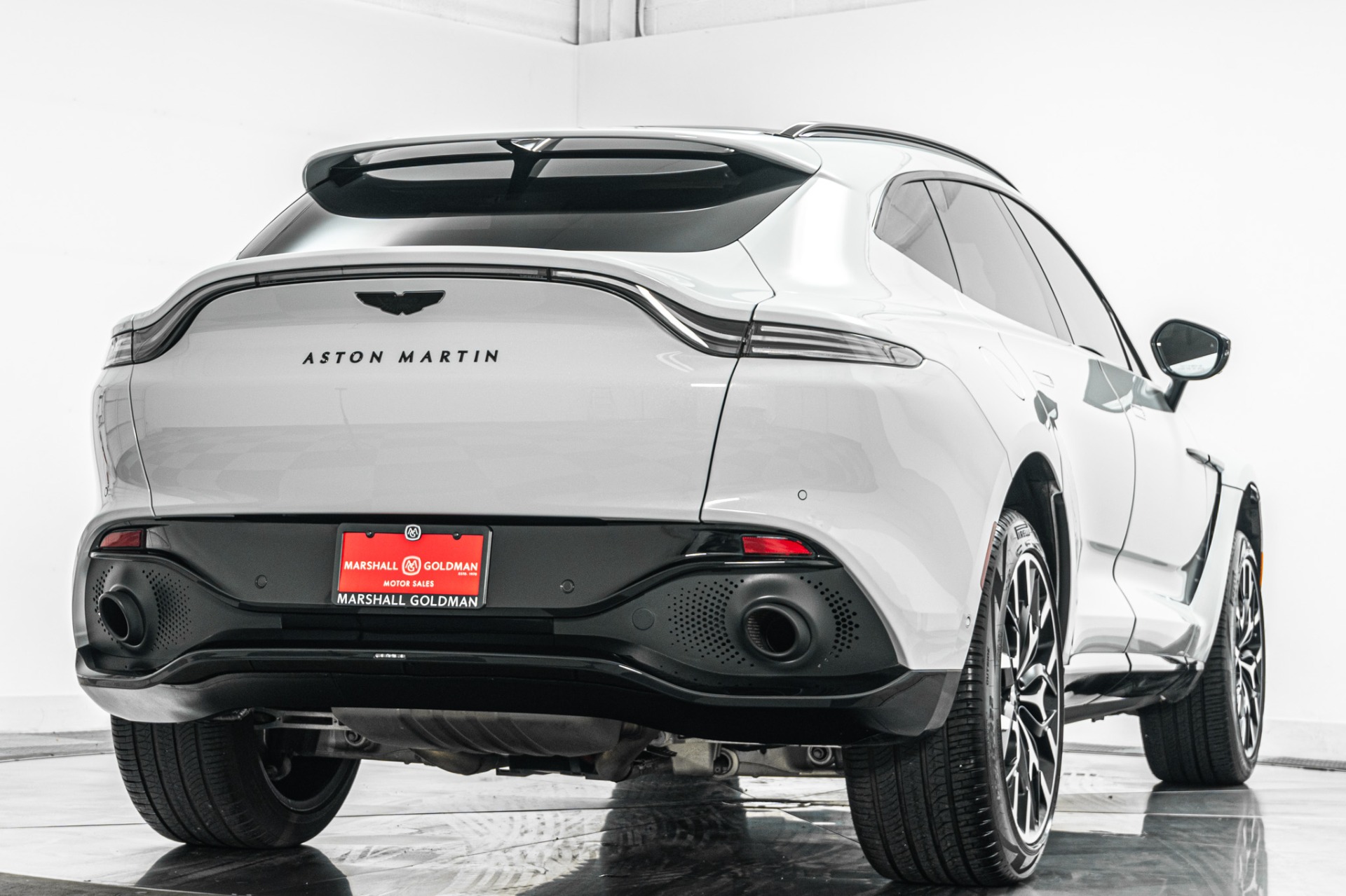 Aston Martin DBX -AML Color, Indulgence Pack, DB Elegance Pack