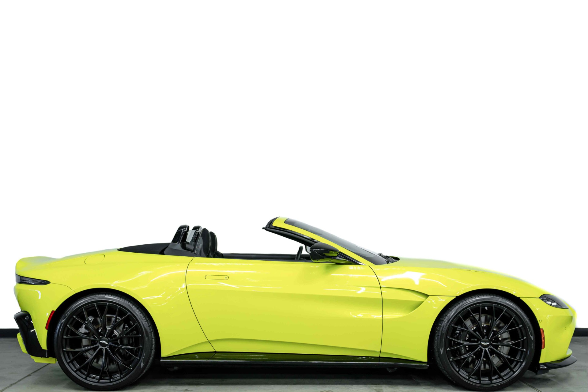 アストンマーチャンsp Lime Essence 2022 Aston Martin Vantage Convertible -Sports Plus