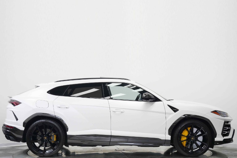 Lamborghini Urus -Carbon Fiber Packs Inside And Out, 23 Inch Wheels