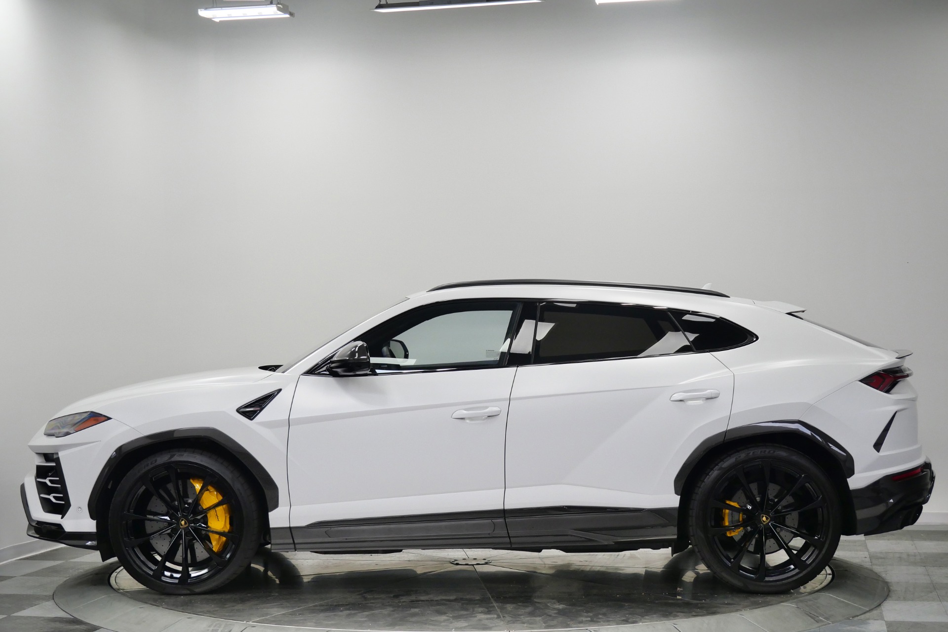 Lamborghini Urus -Carbon Fiber Packs Inside And Out, 23 Inch Wheels