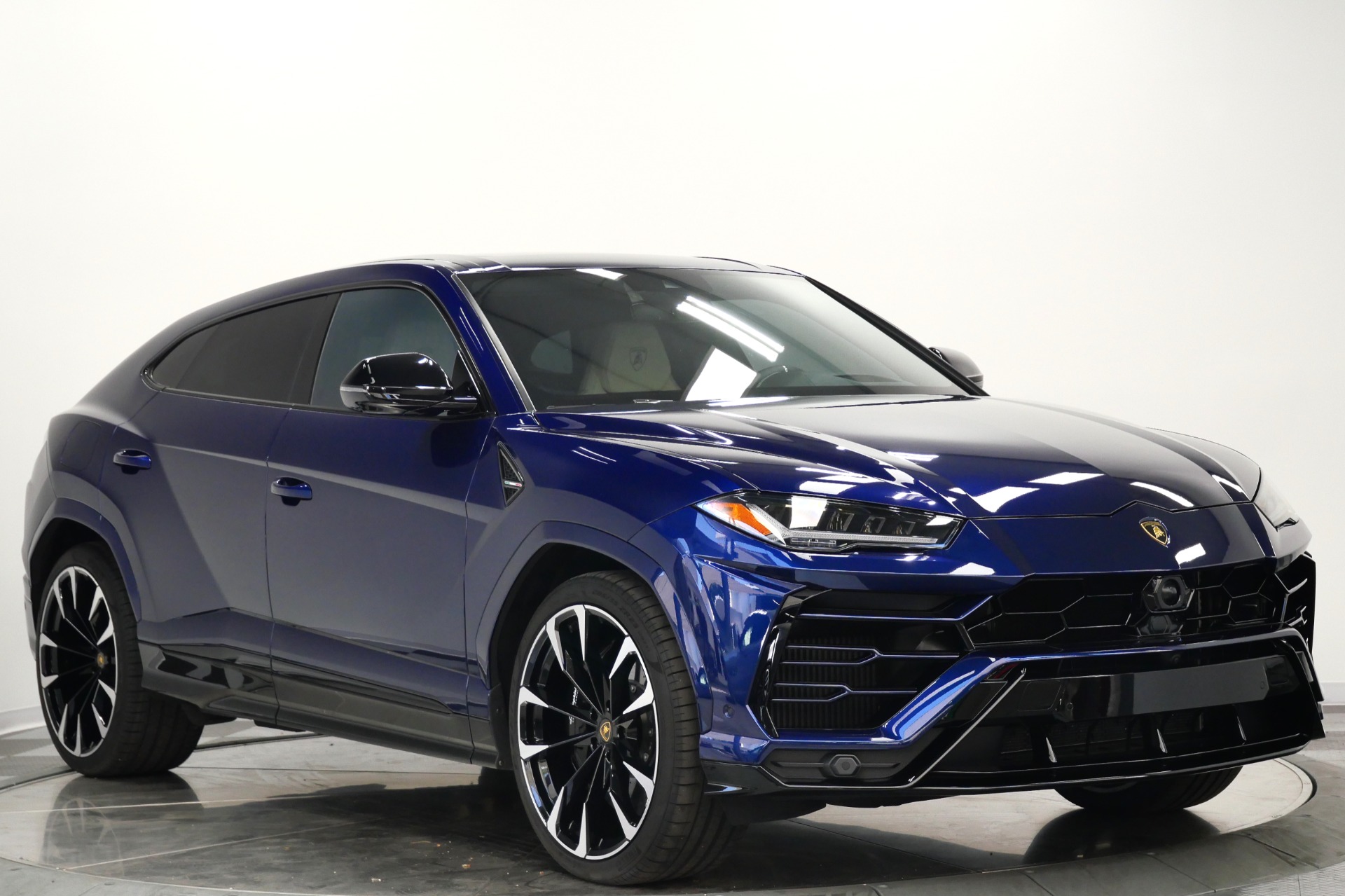 Lamborghini Urus -23 Inch Wheels, Two Tone Interior, Bang And Olufsen Audio
