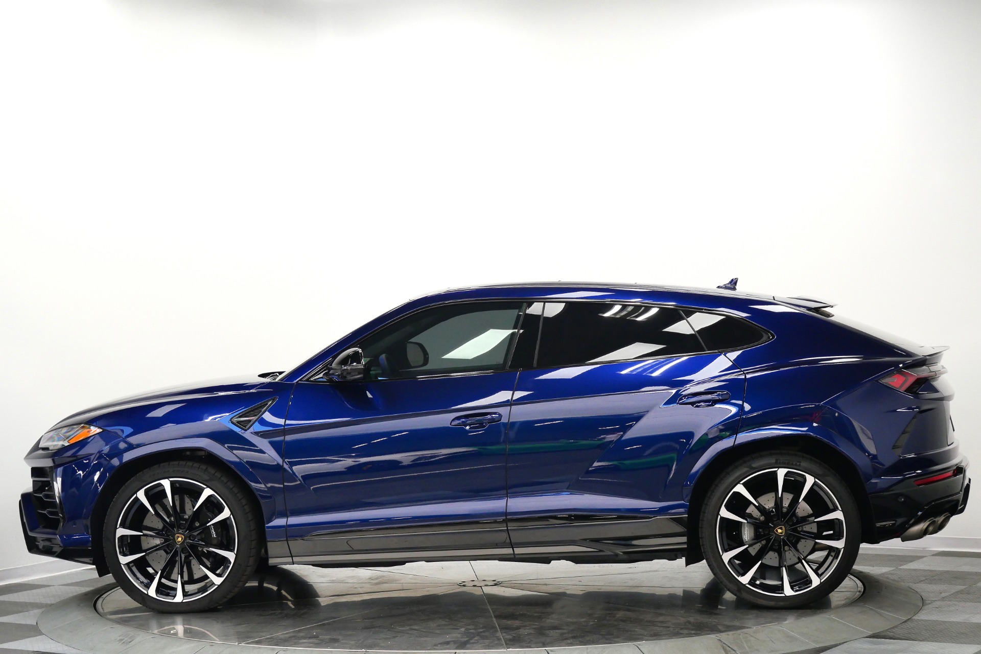 Lamborghini Urus -23 Inch Wheels, Two Tone Interior, Bang And Olufsen Audio