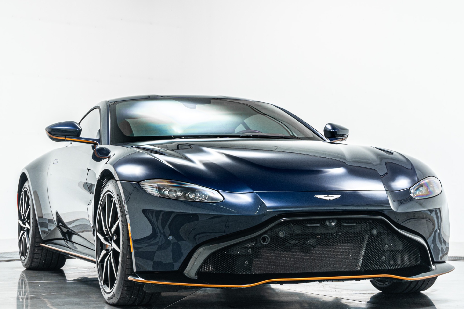Aston Martin Vantage -Black Bodypack, Tech Collection