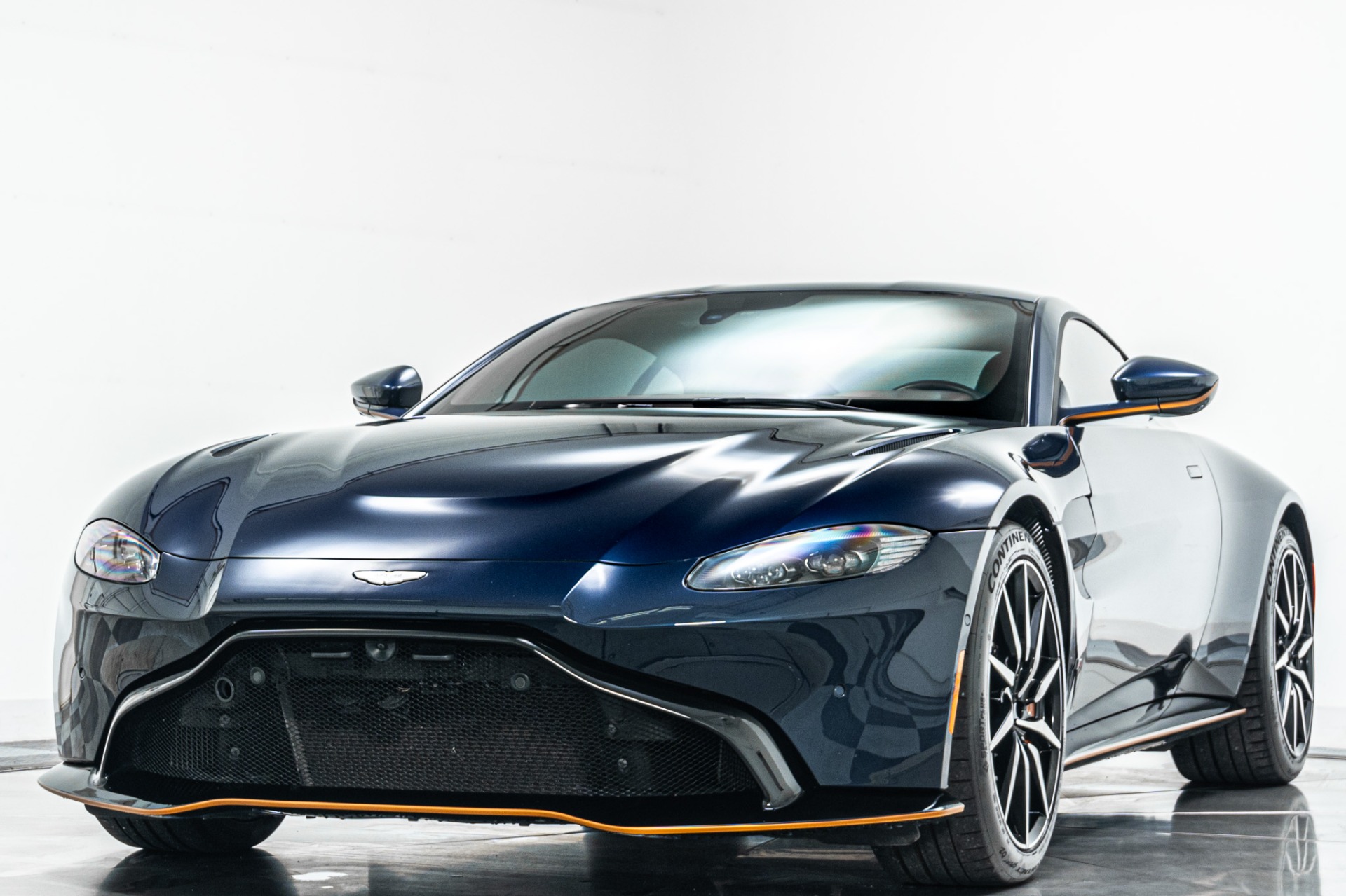 Aston Martin Vantage -Black Bodypack, Tech Collection