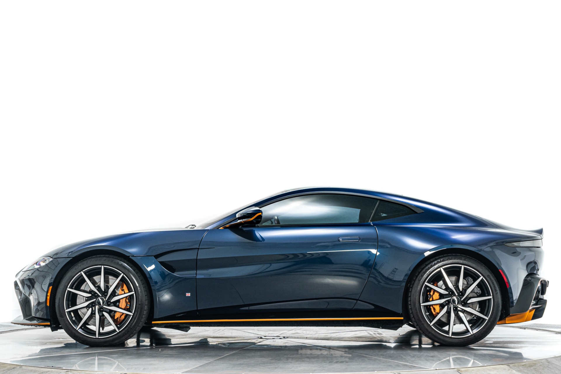 Aston Martin Vantage -Black Bodypack, Tech Collection