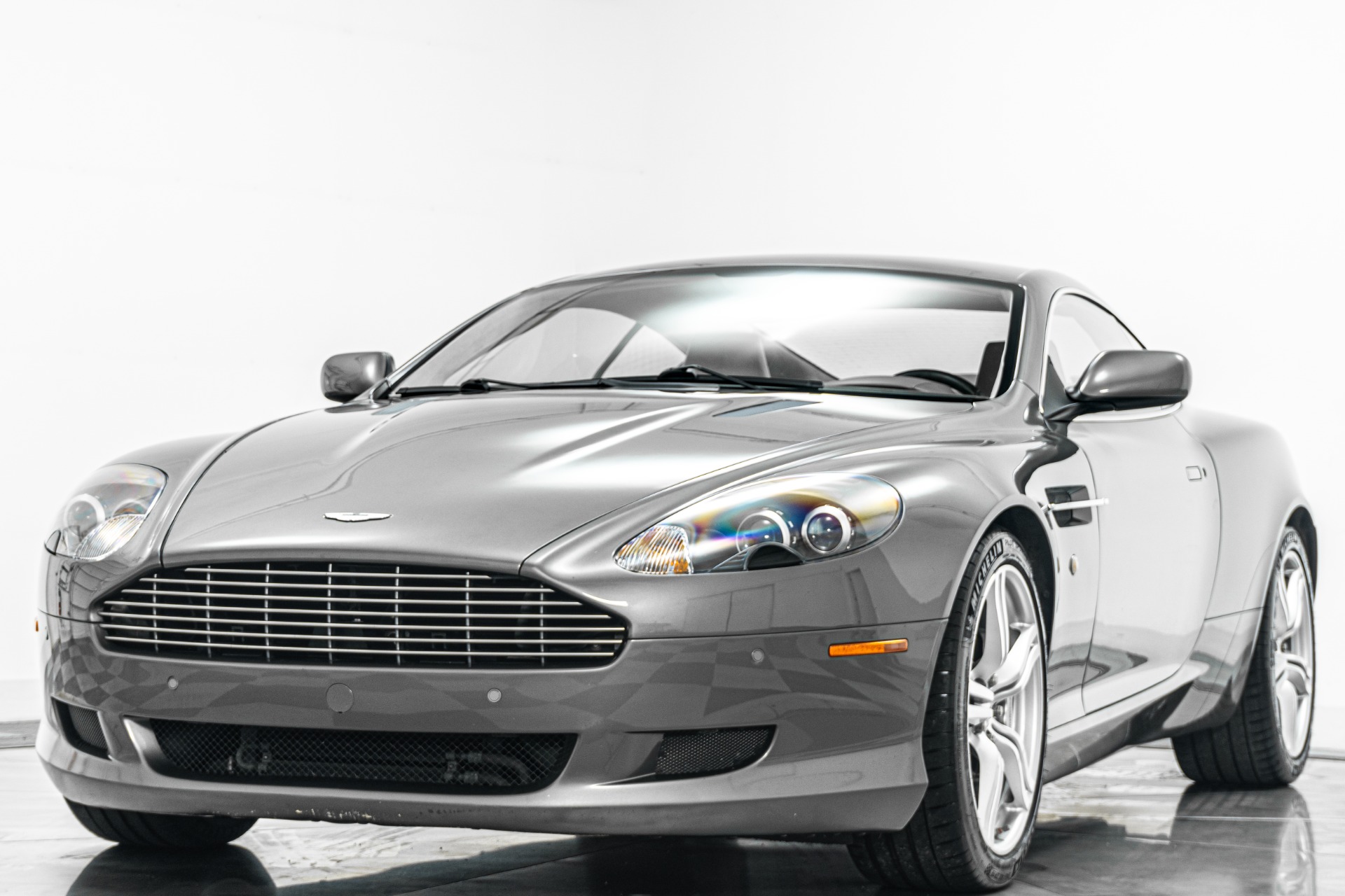 Aston Martin DB9 -V12 Power, Classic Lines