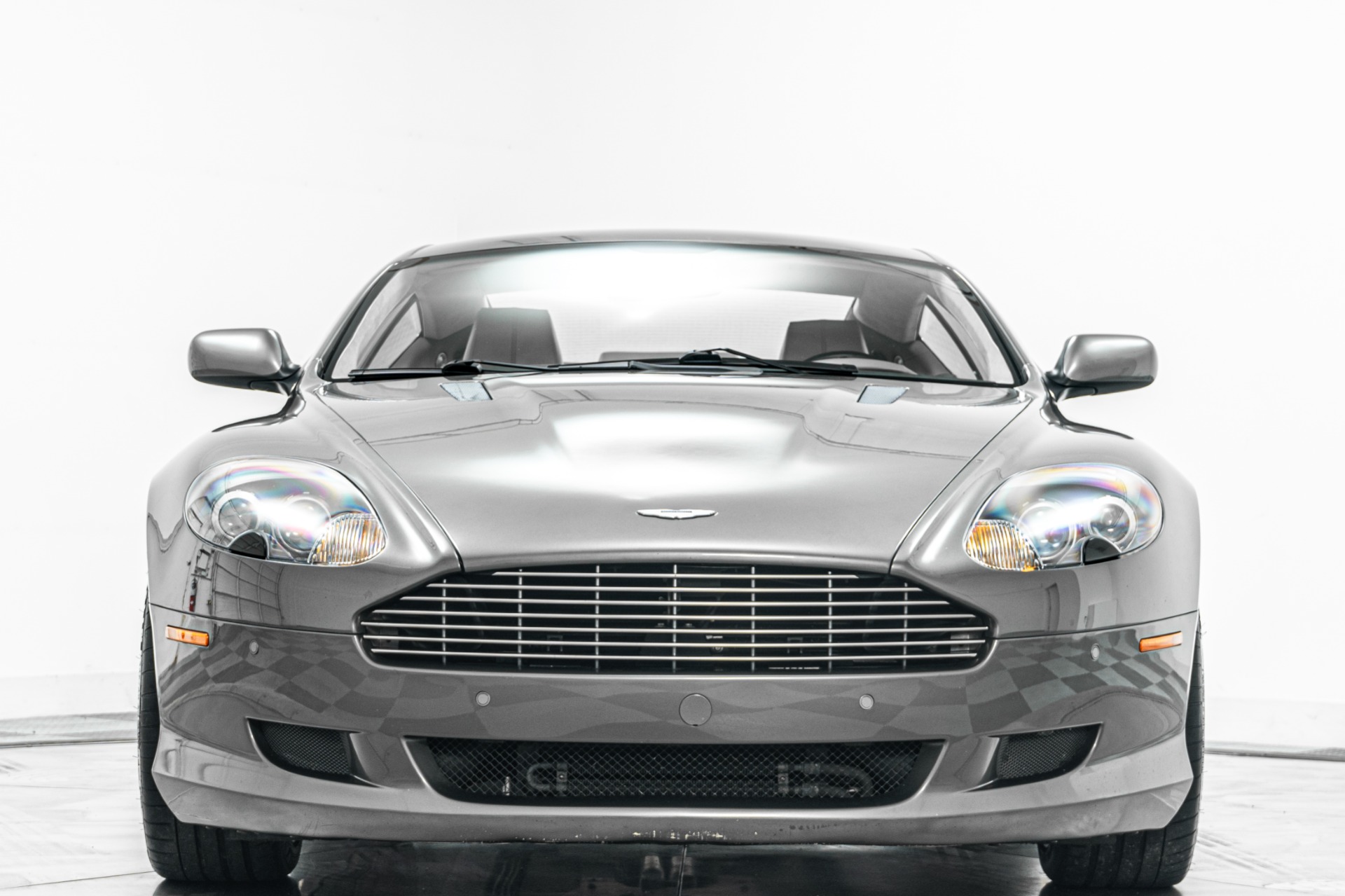 Aston Martin DB9 -V12 Power, Classic Lines