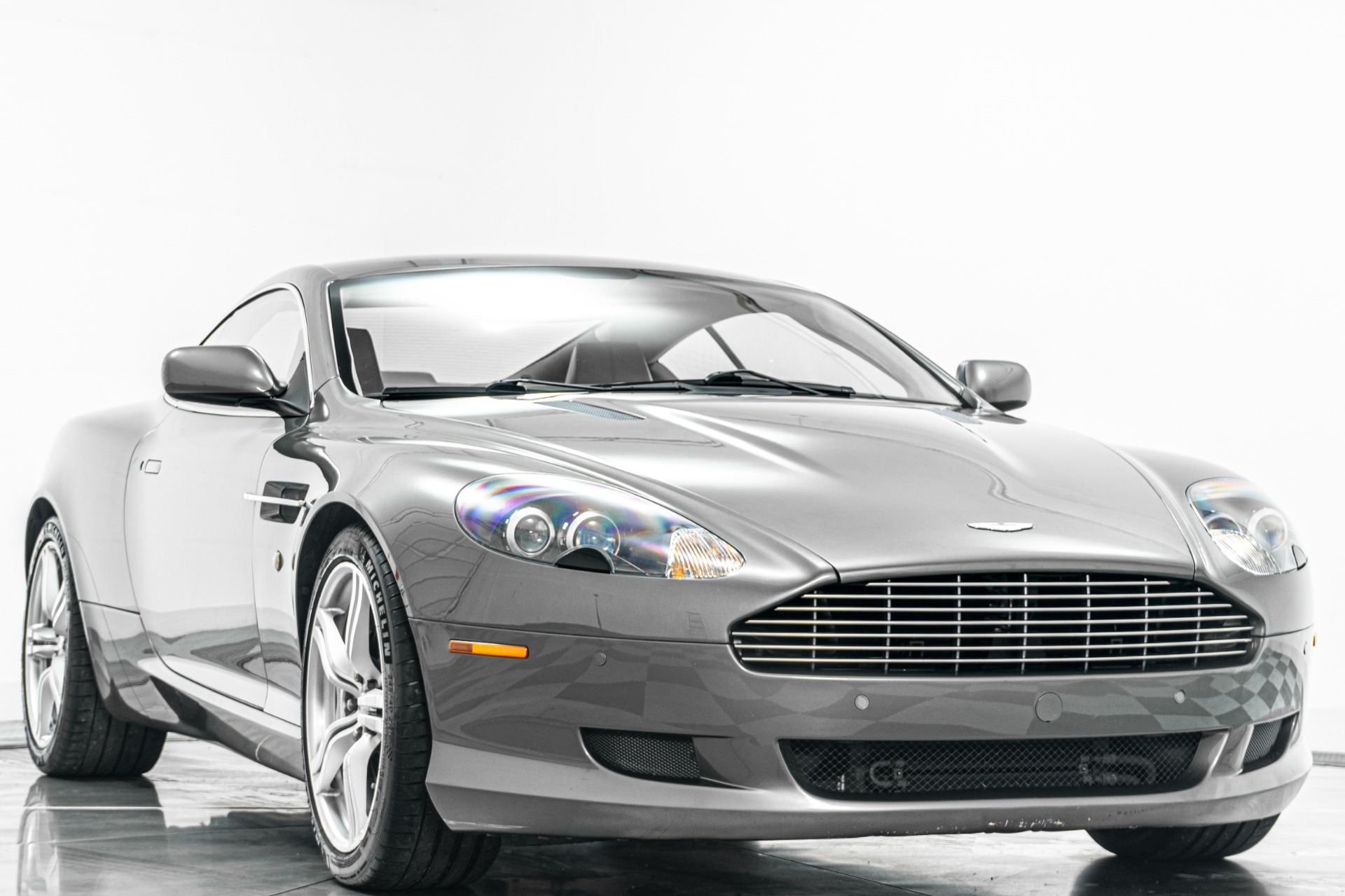 Aston Martin DB9 -V12 Power, Classic Lines