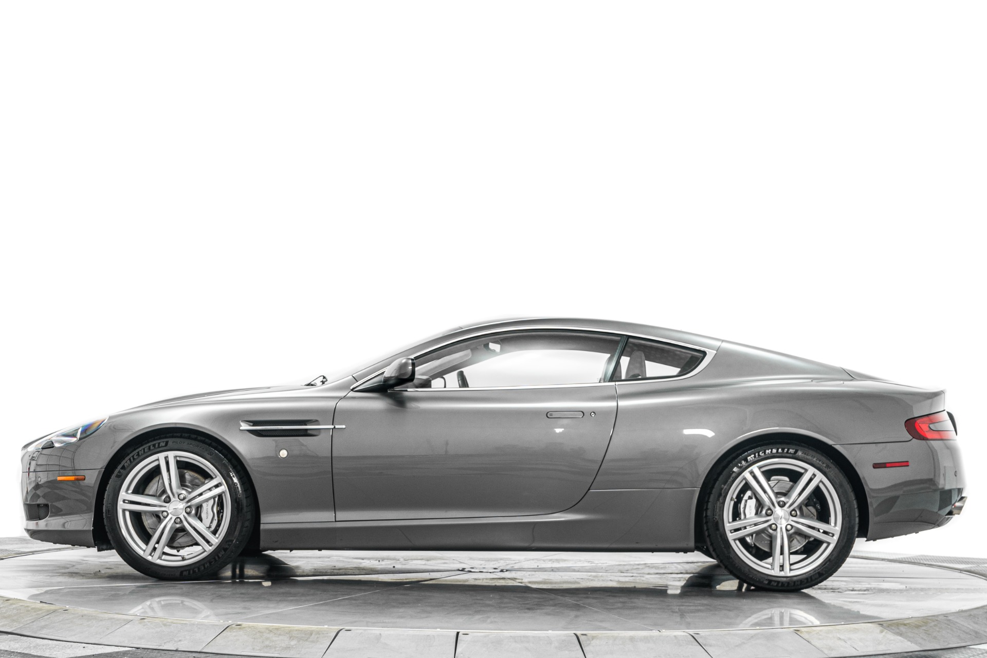Aston Martin DB9 -V12 Power, Classic Lines