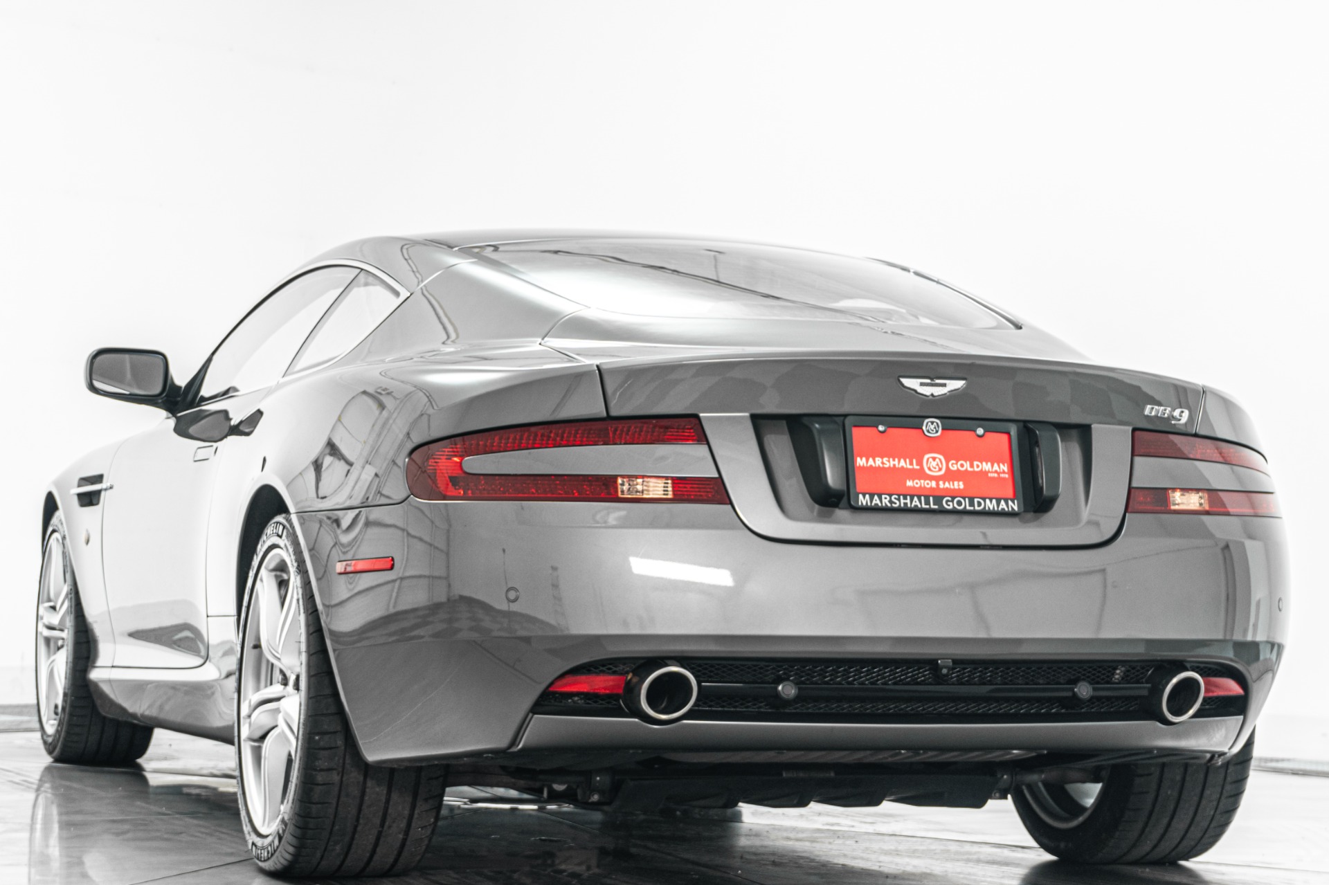 Aston Martin DB9 -V12 Power, Classic Lines