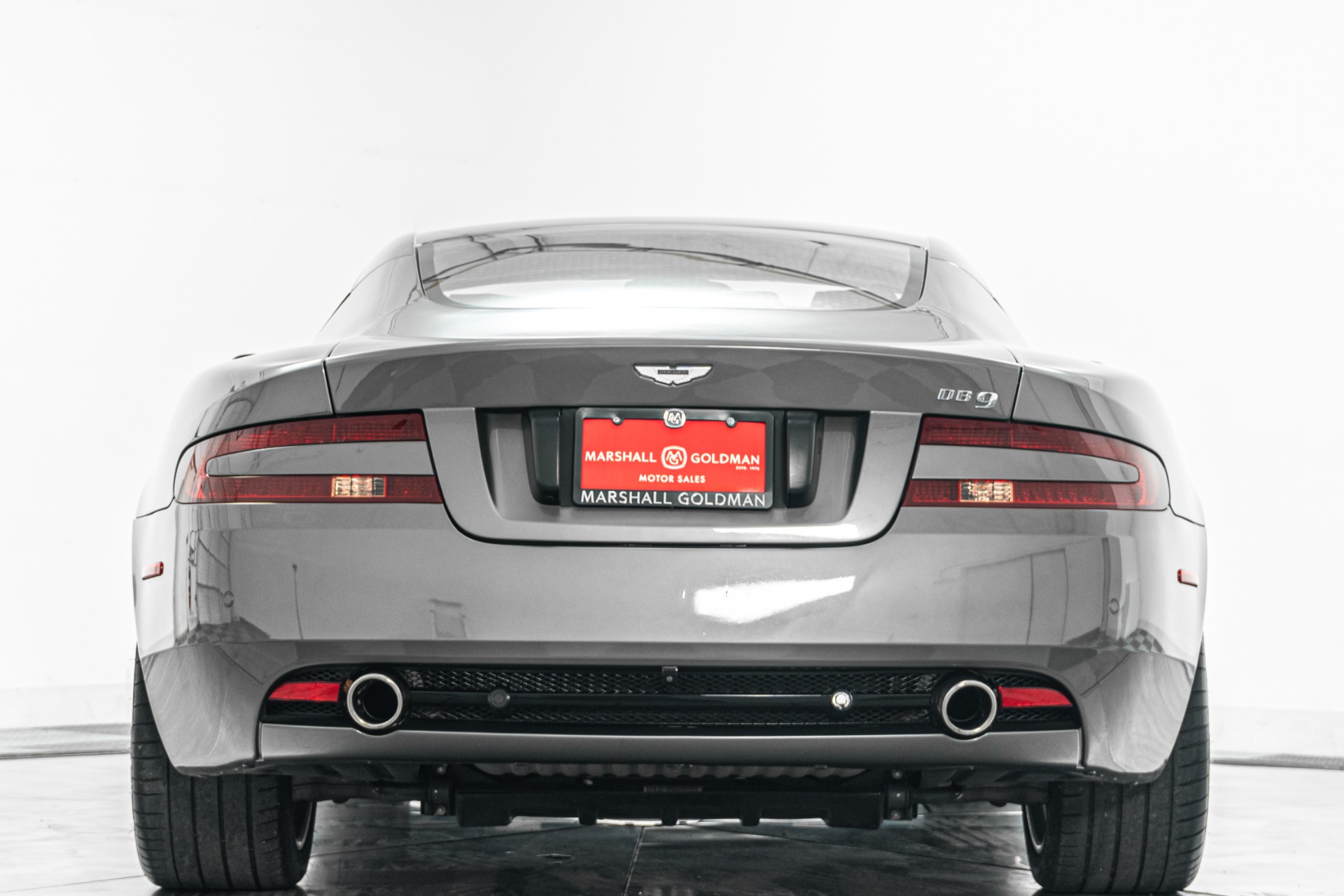 Aston Martin DB9 -V12 Power, Classic Lines