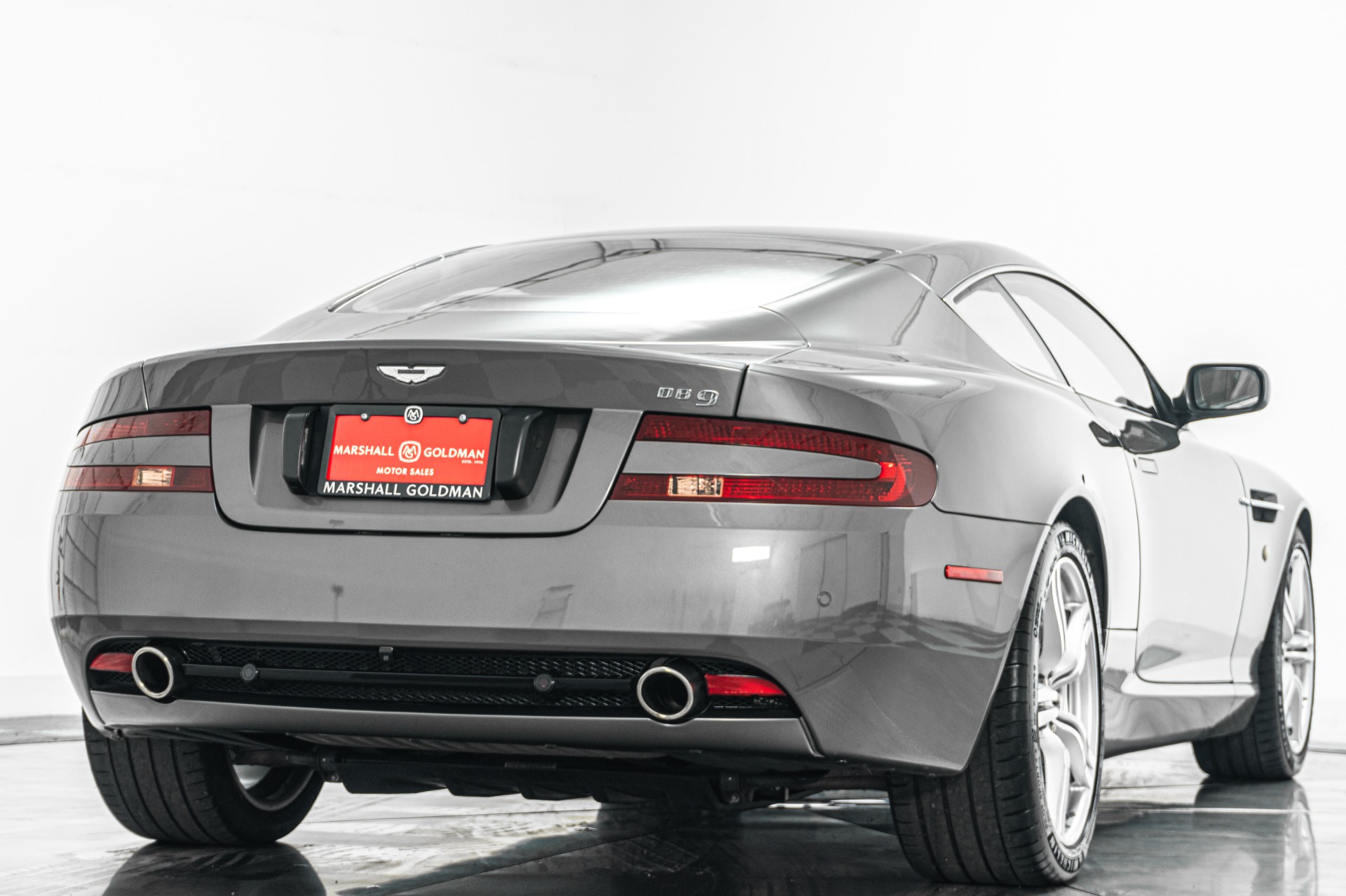 Aston Martin DB9 -V12 Power, Classic Lines