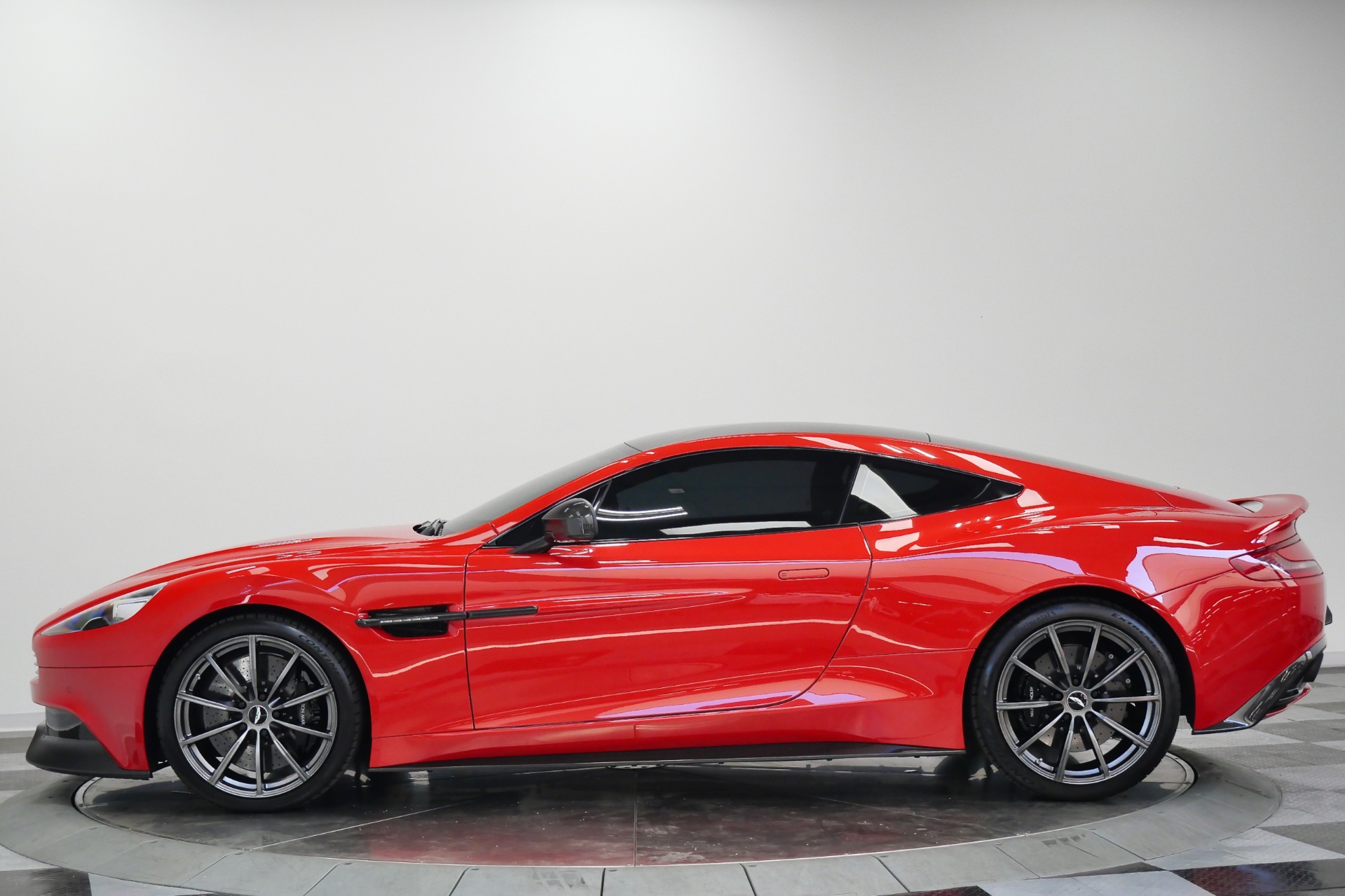 Aston Martin Vanquish -AML Color, V12 Power, Awesome Sound