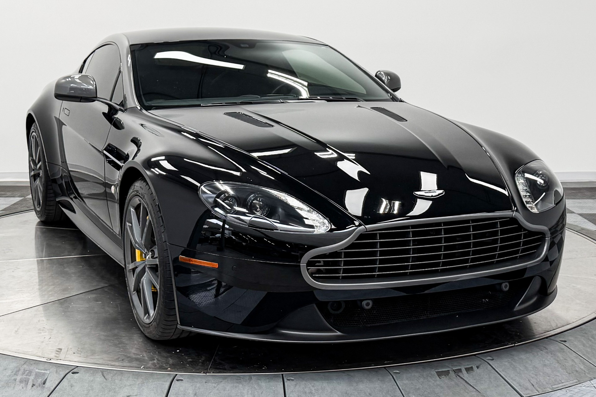 Aston Martin V8 Vantage GT -6 Speed Manual, Two-Tone Bodywork