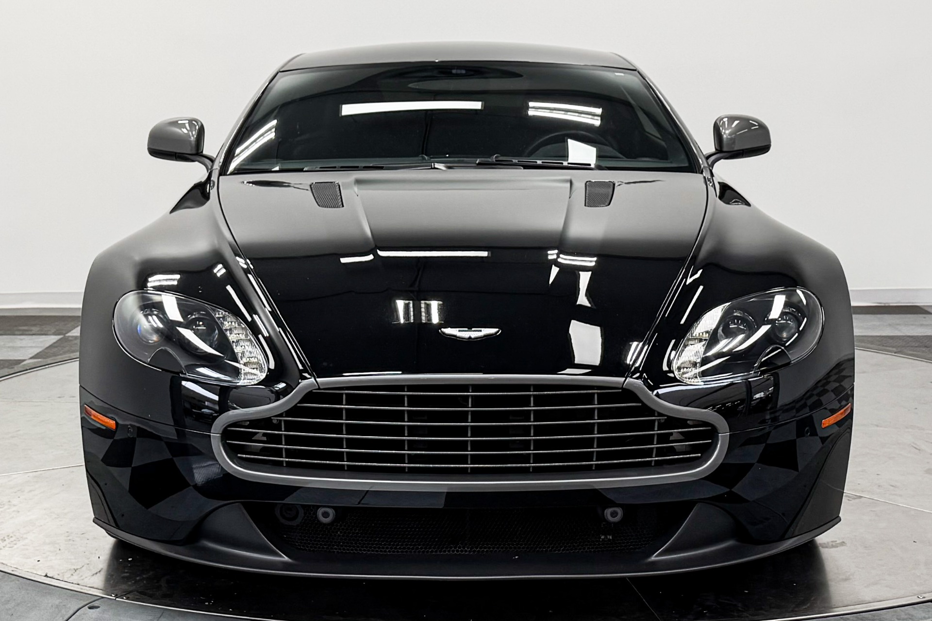 Aston Martin V8 Vantage GT -6 Speed Manual, Two-Tone Bodywork