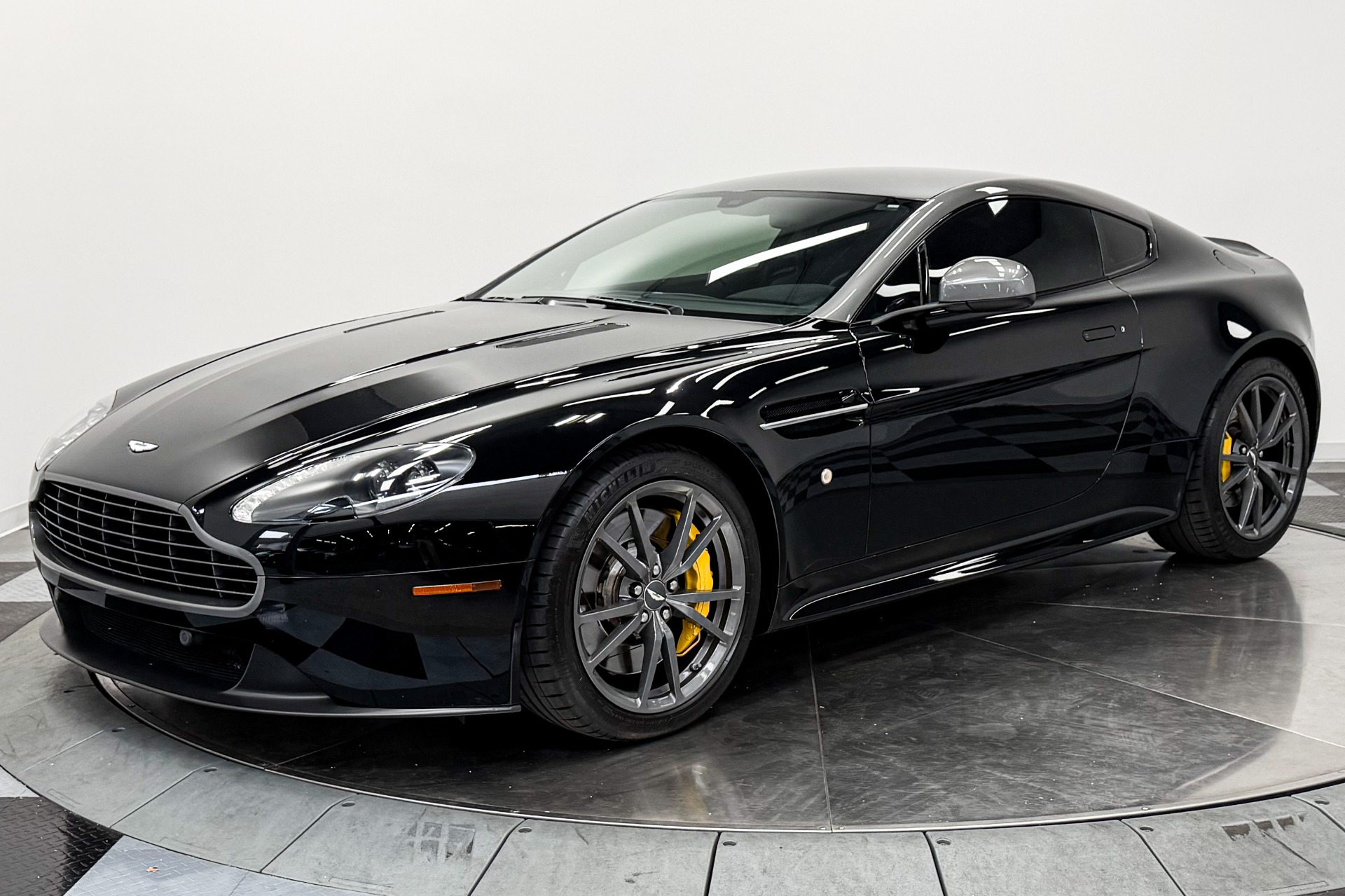 Aston Martin V8 Vantage GT -6 Speed Manual, Two-Tone Bodywork