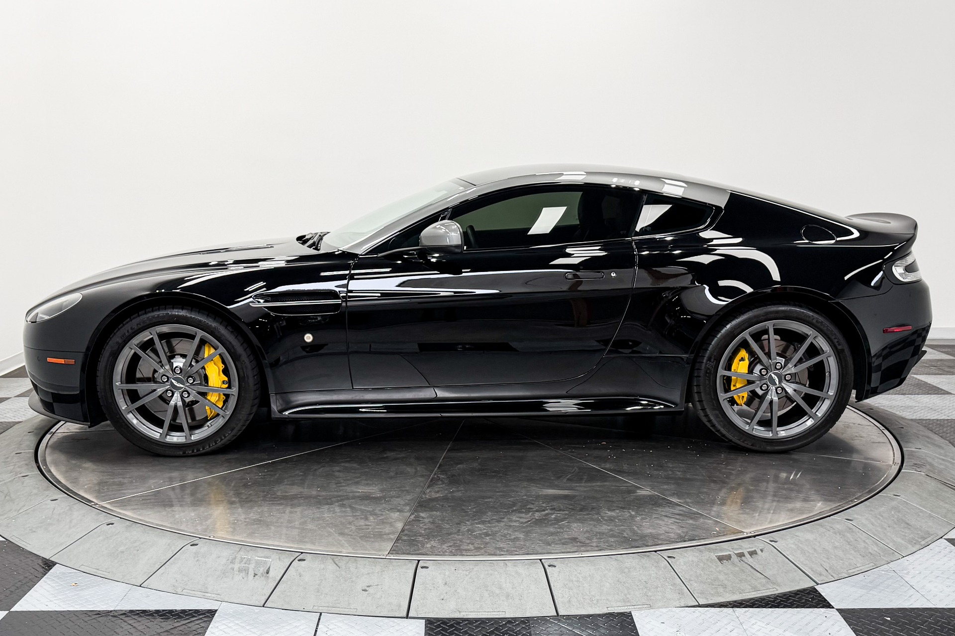 Aston Martin V8 Vantage GT -6 Speed Manual, Two-Tone Bodywork