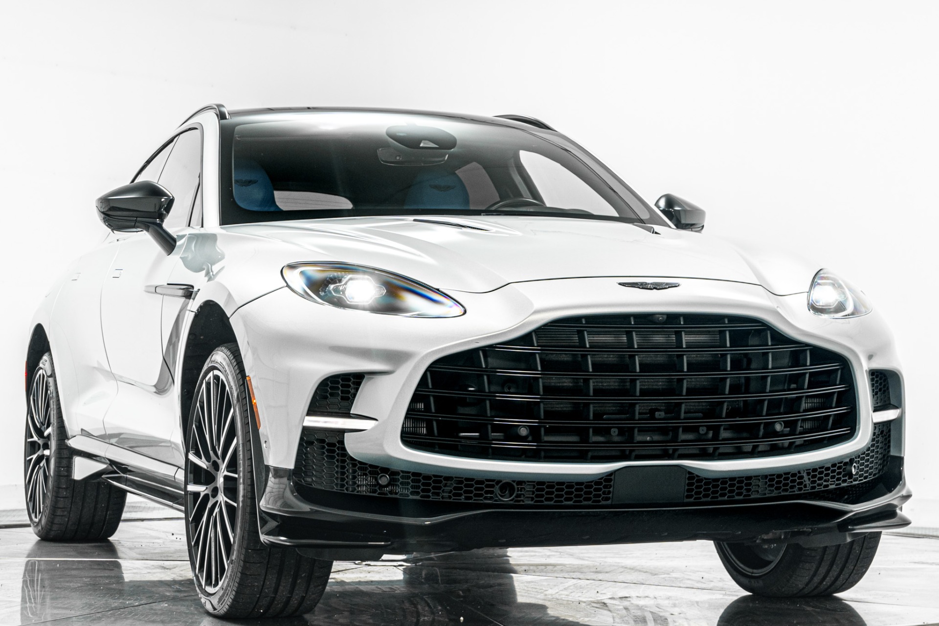Aston Martin DBX 707 -Q Special Leather, Dark Chrome And Carbon Interior Pack