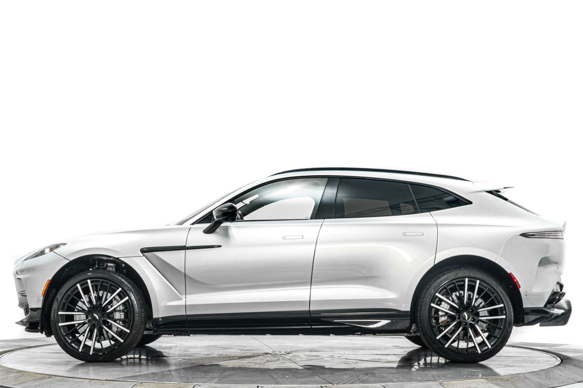 Aston Martin DBX 707 -Q Special Leather, Dark Chrome And Carbon Interior Pack