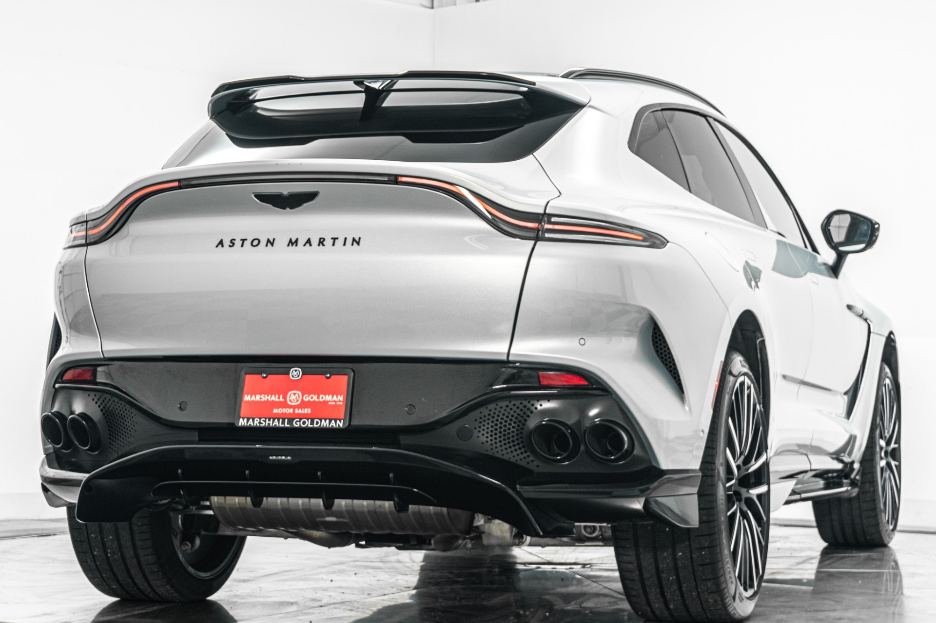 Aston Martin DBX 707 -Q Special Leather, Dark Chrome And Carbon Interior Pack
