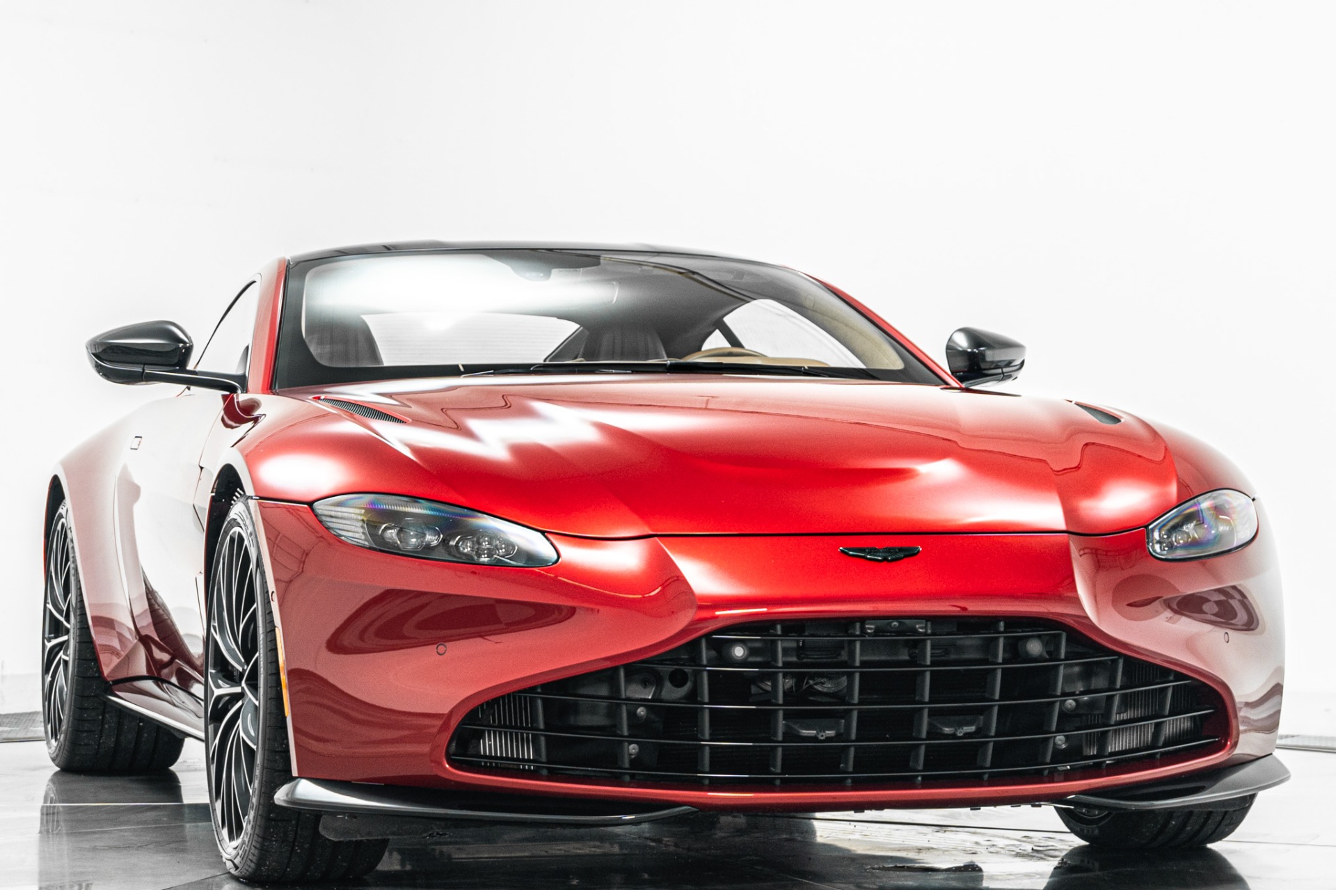Aston Martin Vantage V8 -Diamond Turned Wheels, Black Packs, Contrast Stitching