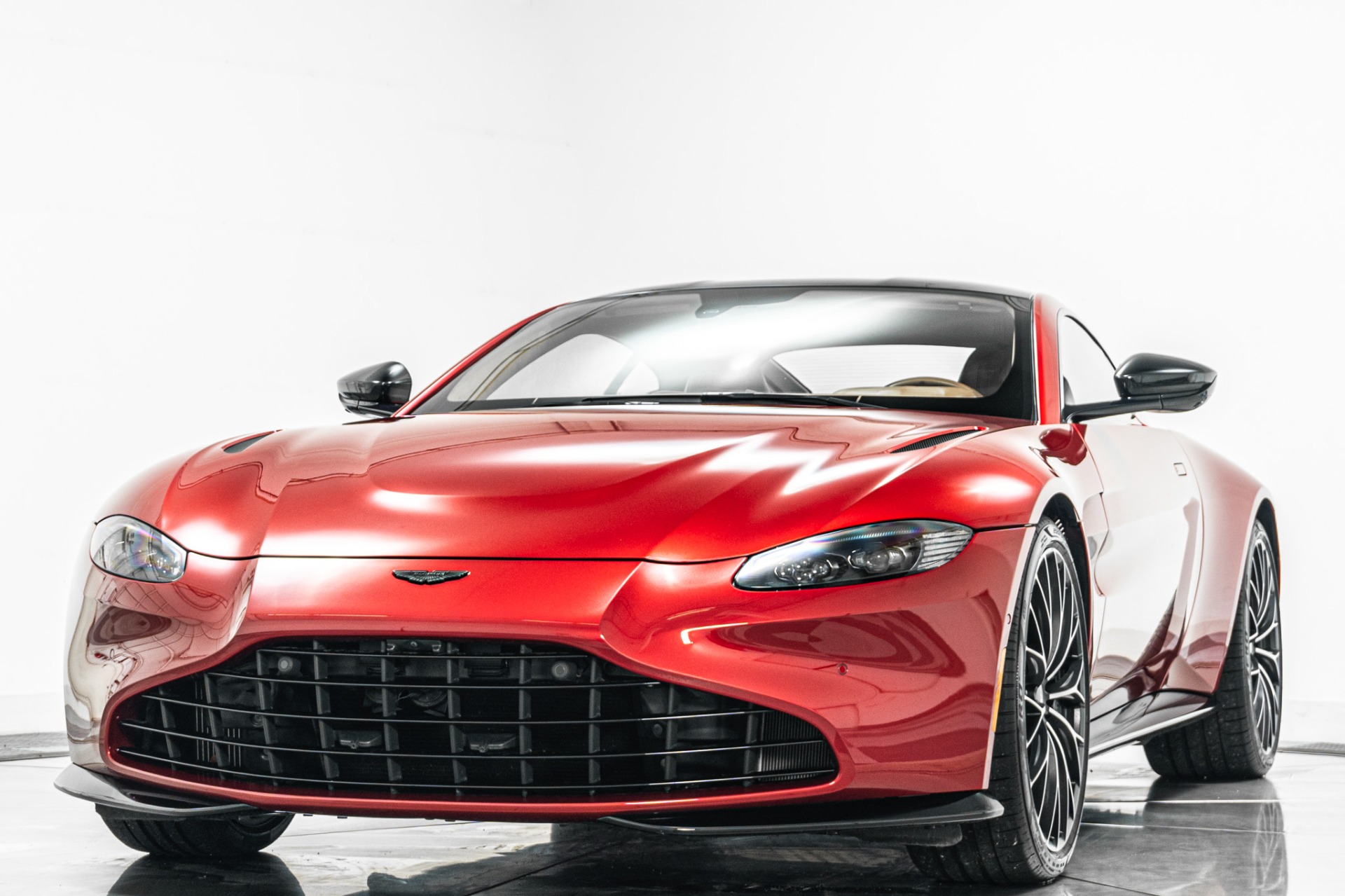 Aston Martin Vantage V8 -Diamond Turned Wheels, Black Packs, Contrast Stitching