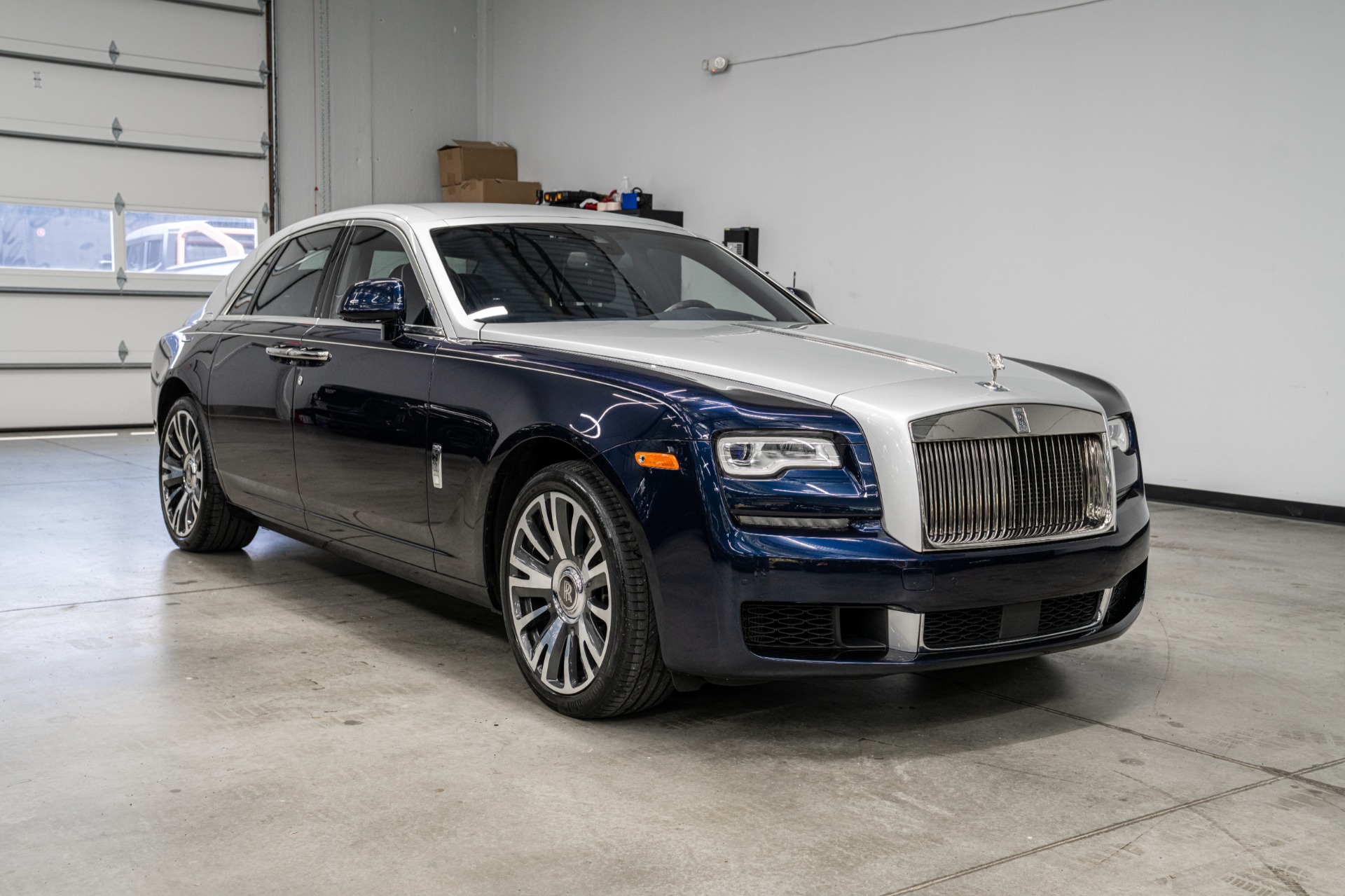 Rolls-Royce Ghost -Two Tone Paint, Starlight Headliner