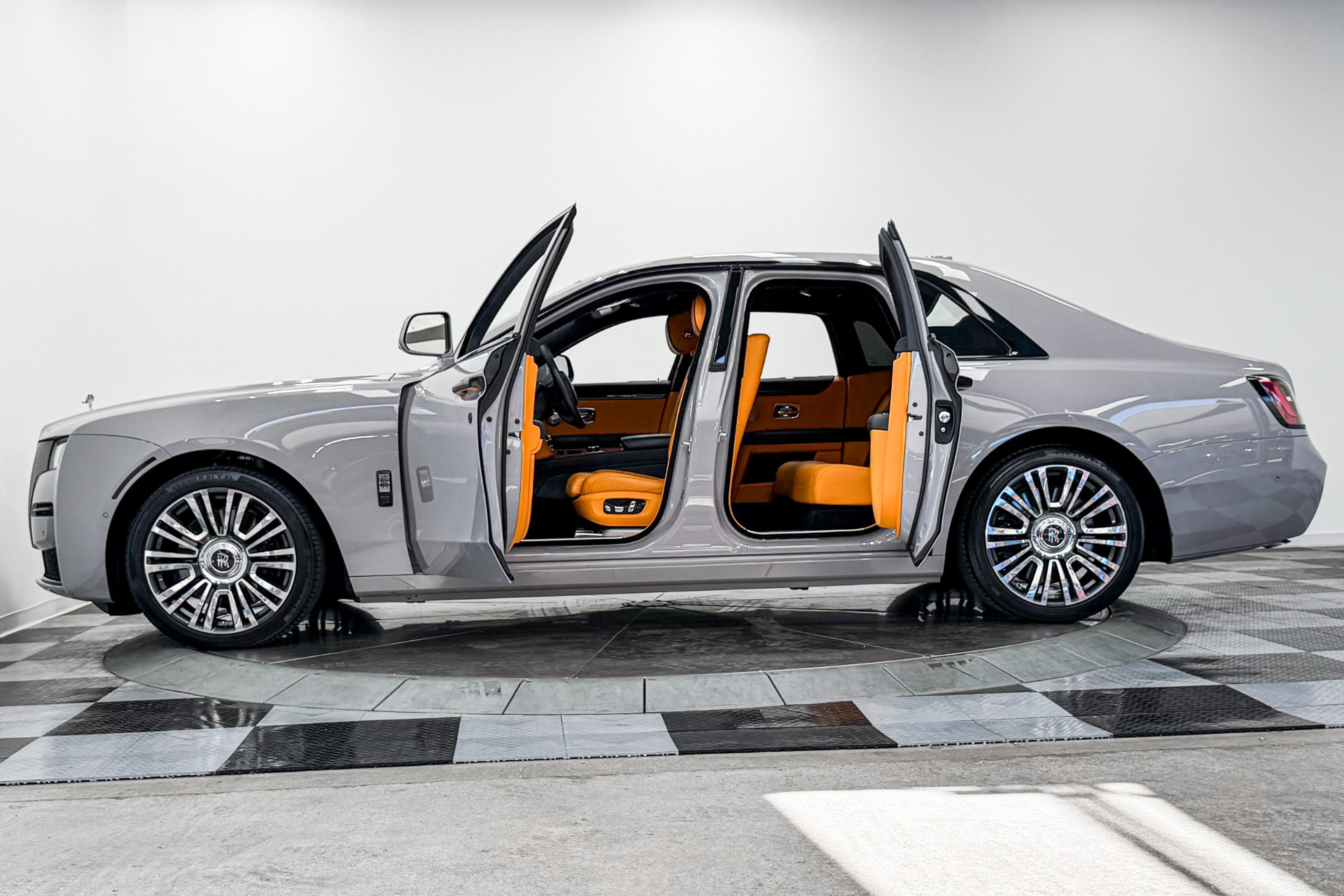 Rolls-Royce Ghost -The Ghost Package, Bespoke Audio, Illuminated Fascia