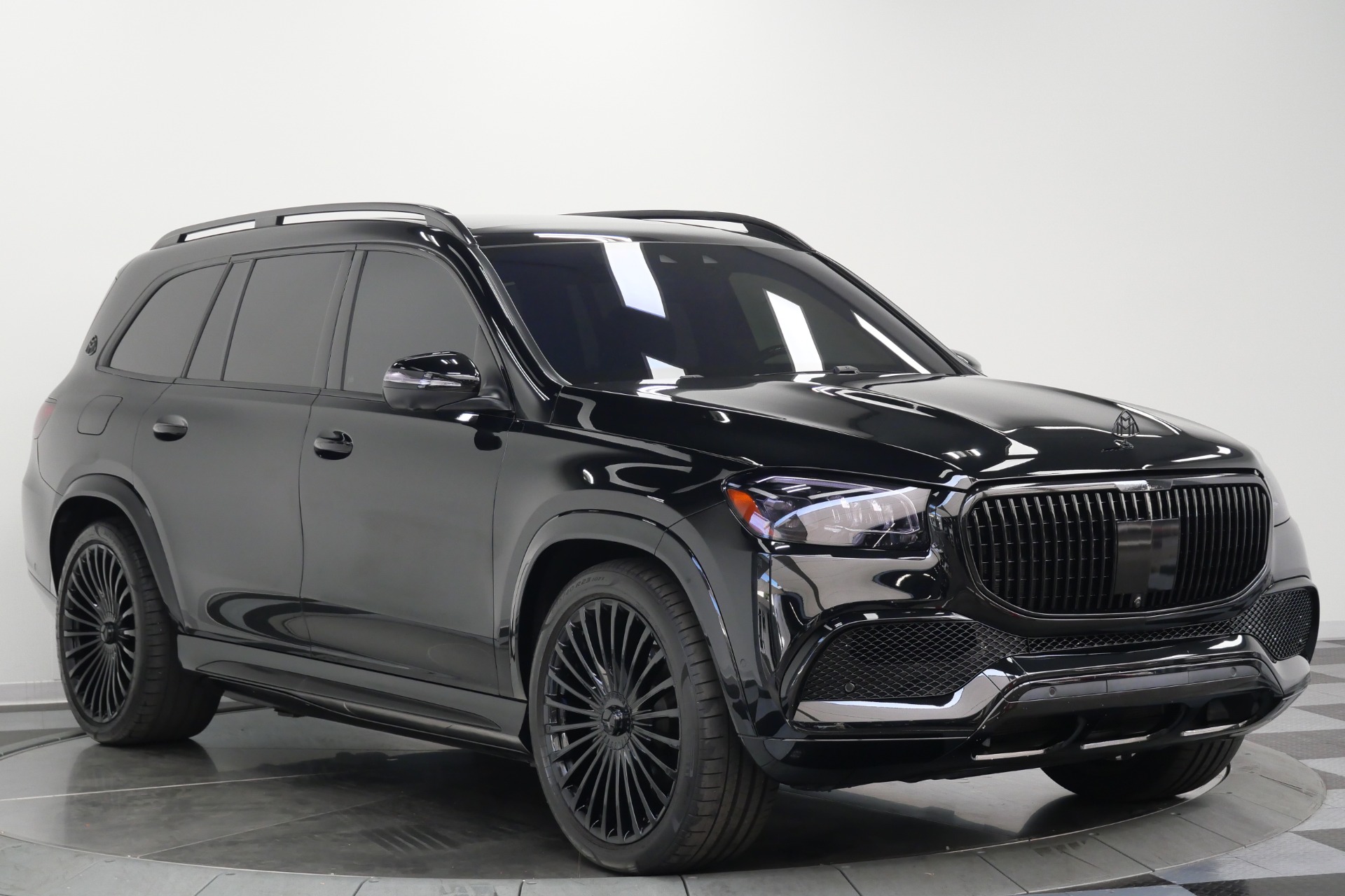Mercedes-Benz Maybach GLS 600 4MATIC -4 Seat Configuration, Rear Refrigerator
