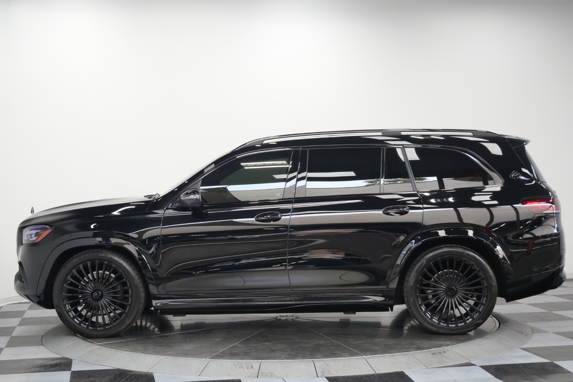 Mercedes-Benz Maybach GLS 600 4MATIC -4 Seat Configuration, Rear Refrigerator