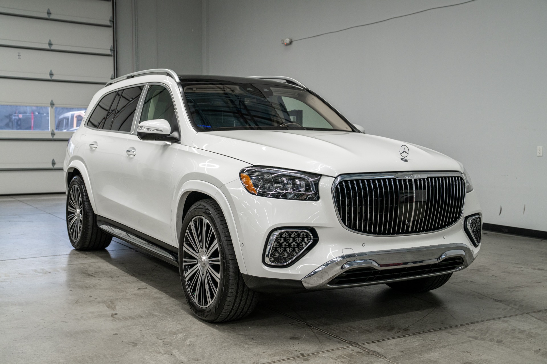 Mercedes-Benz Mercedes-Maybach GLS 600 4MATIC- Rear Seats With Console, Rear Entertainment, Folding Tables