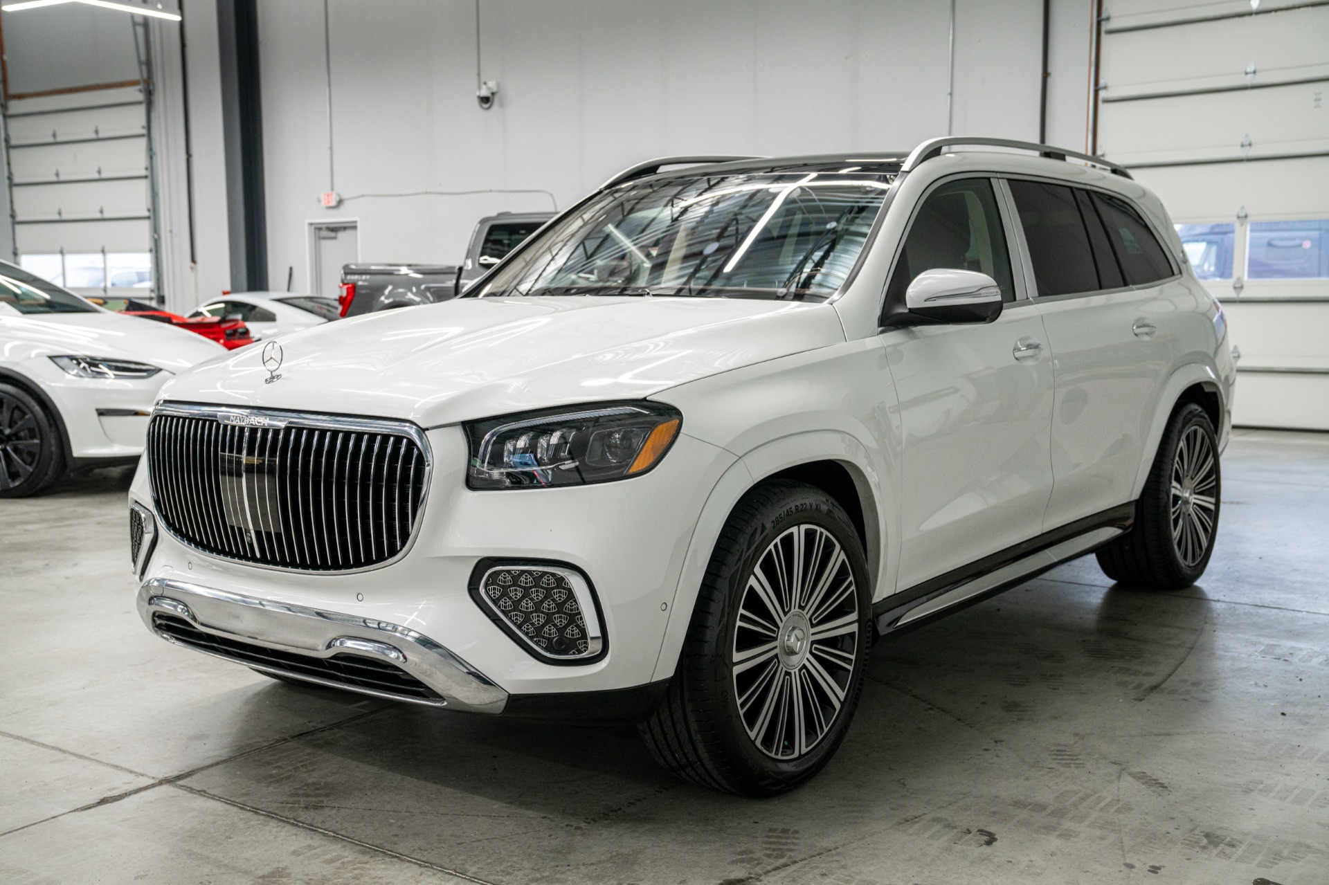 Mercedes-Benz Mercedes-Maybach GLS 600 4MATIC- Rear Seats With Console, Rear Entertainment, Folding Tables
