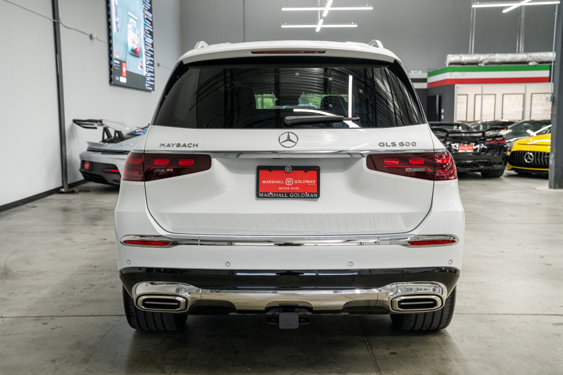 Mercedes-Benz Mercedes-Maybach GLS 600 4MATIC- Rear Seats With Console, Rear Entertainment, Folding Tables